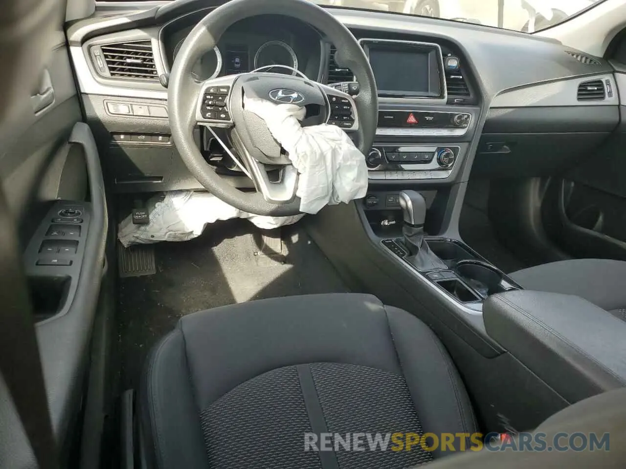 8 Photograph of a damaged car 5NPE24AF0KH752846 HYUNDAI SONATA 2019