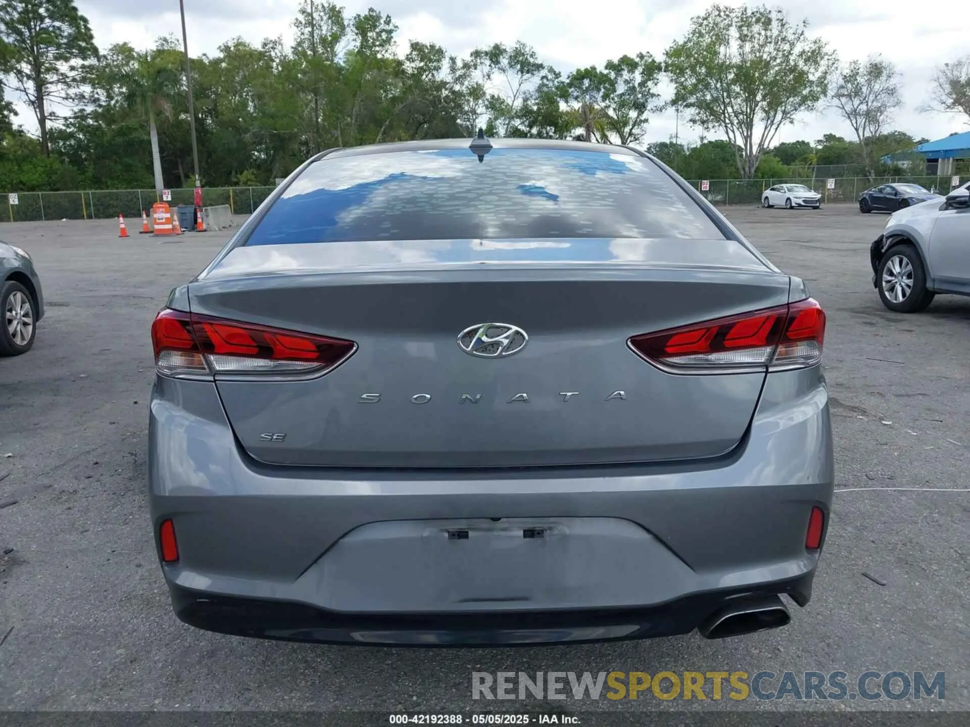 16 Photograph of a damaged car 5NPE24AF0KH771140 HYUNDAI SONATA 2019