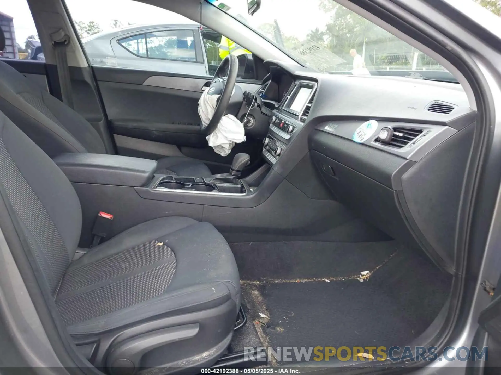 5 Photograph of a damaged car 5NPE24AF0KH771140 HYUNDAI SONATA 2019