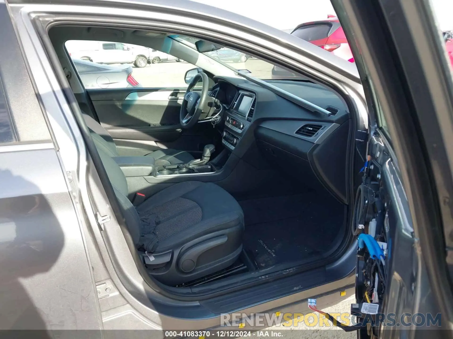 5 Photograph of a damaged car 5NPE24AF0KH774328 HYUNDAI SONATA 2019