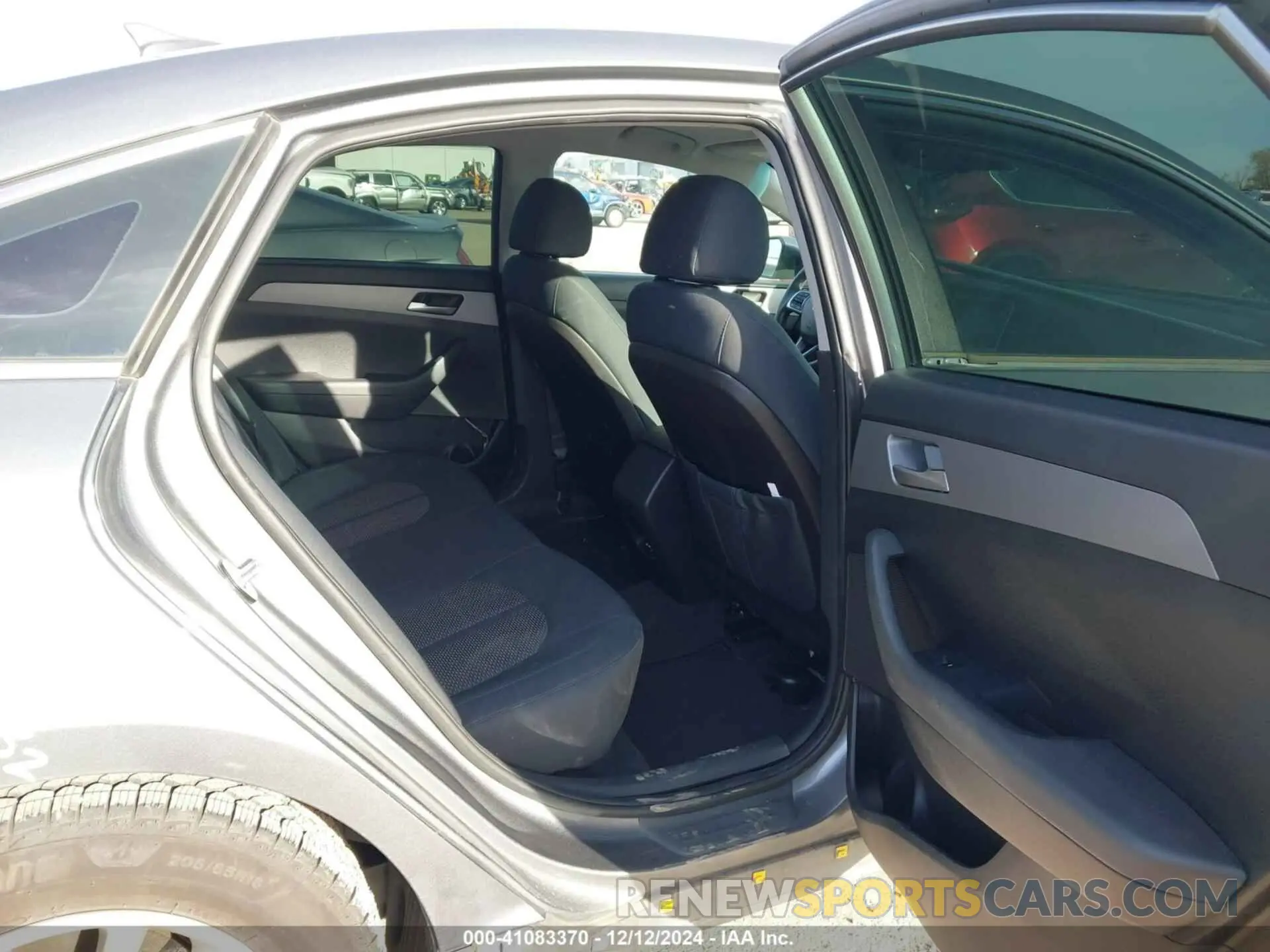 8 Photograph of a damaged car 5NPE24AF0KH774328 HYUNDAI SONATA 2019