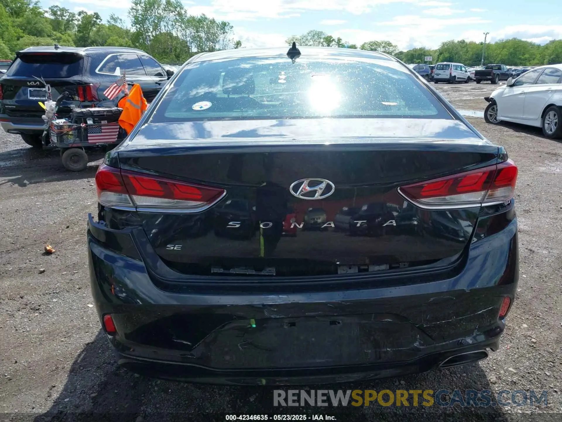 18 Photograph of a damaged car 5NPE24AF0KH776953 HYUNDAI SONATA 2019
