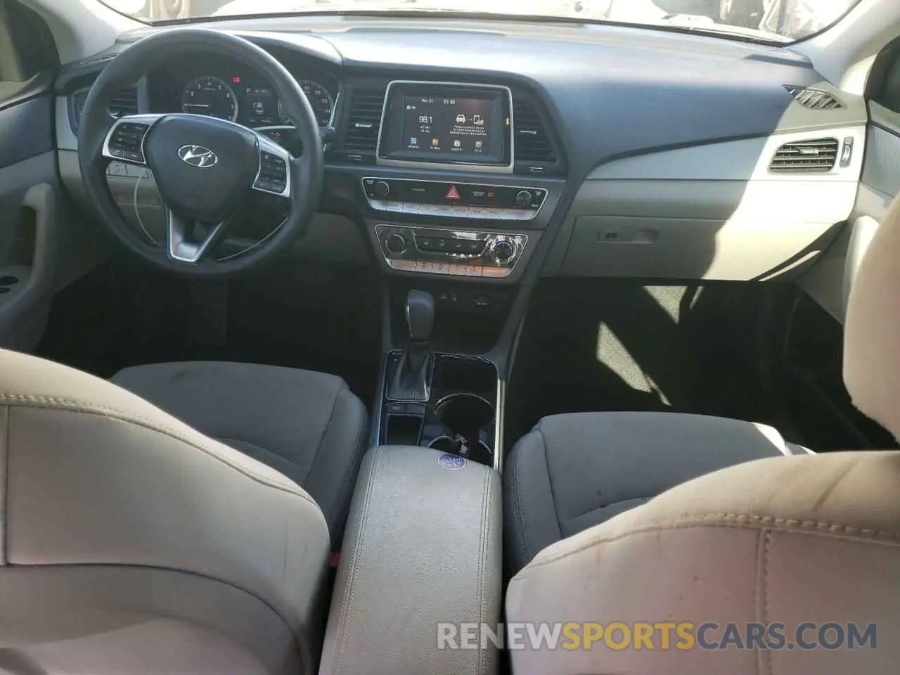 8 Photograph of a damaged car 5NPE24AF1KH732864 HYUNDAI SONATA 2019