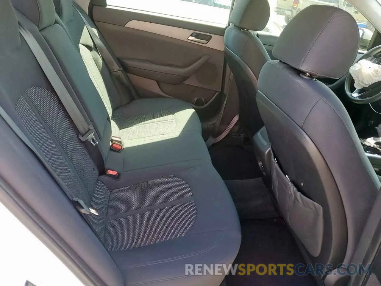 10 Photograph of a damaged car 5NPE24AF1KH756470 HYUNDAI SONATA 2019