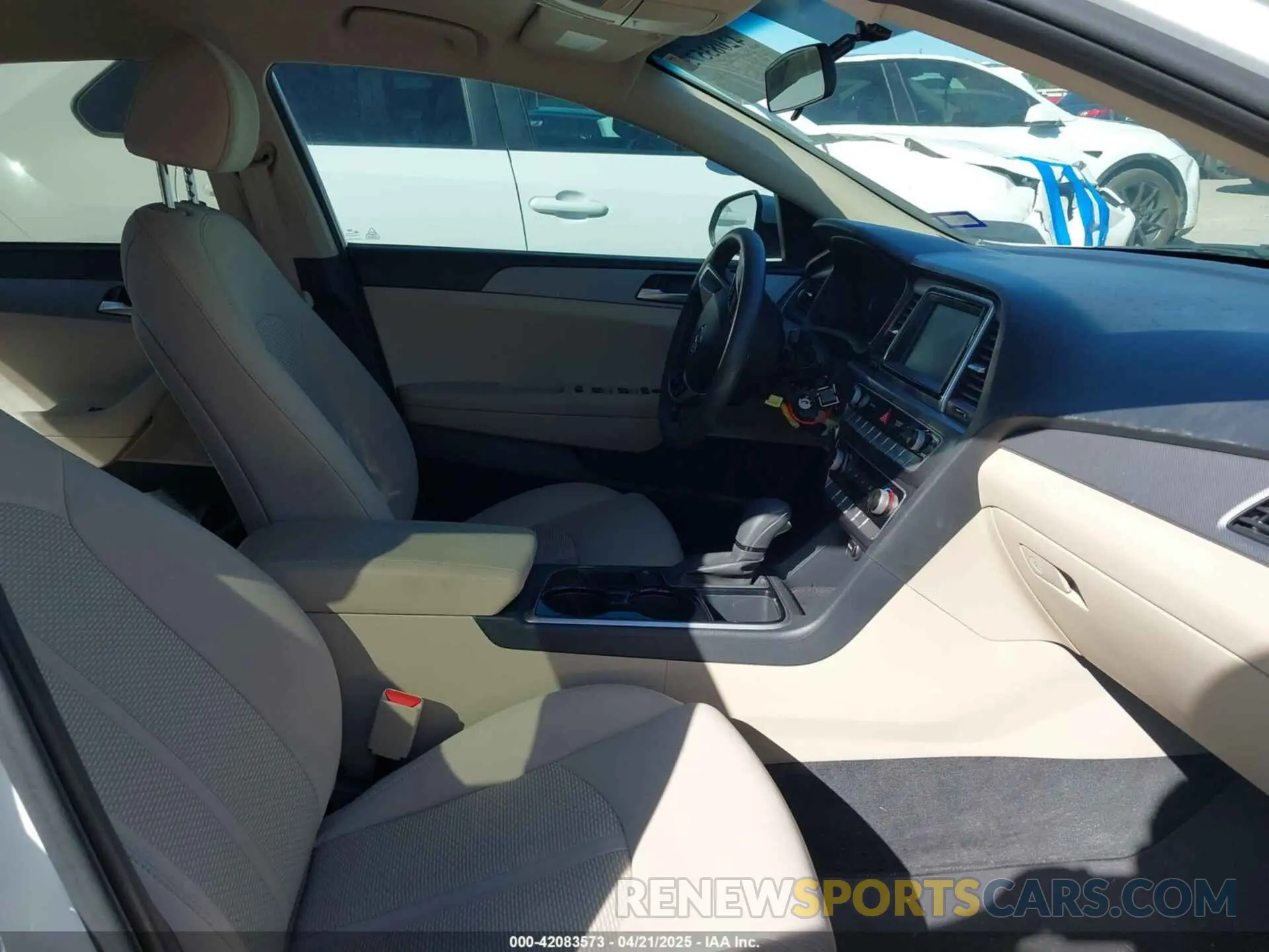 5 Photograph of a damaged car 5NPE24AF1KH758736 HYUNDAI SONATA 2019