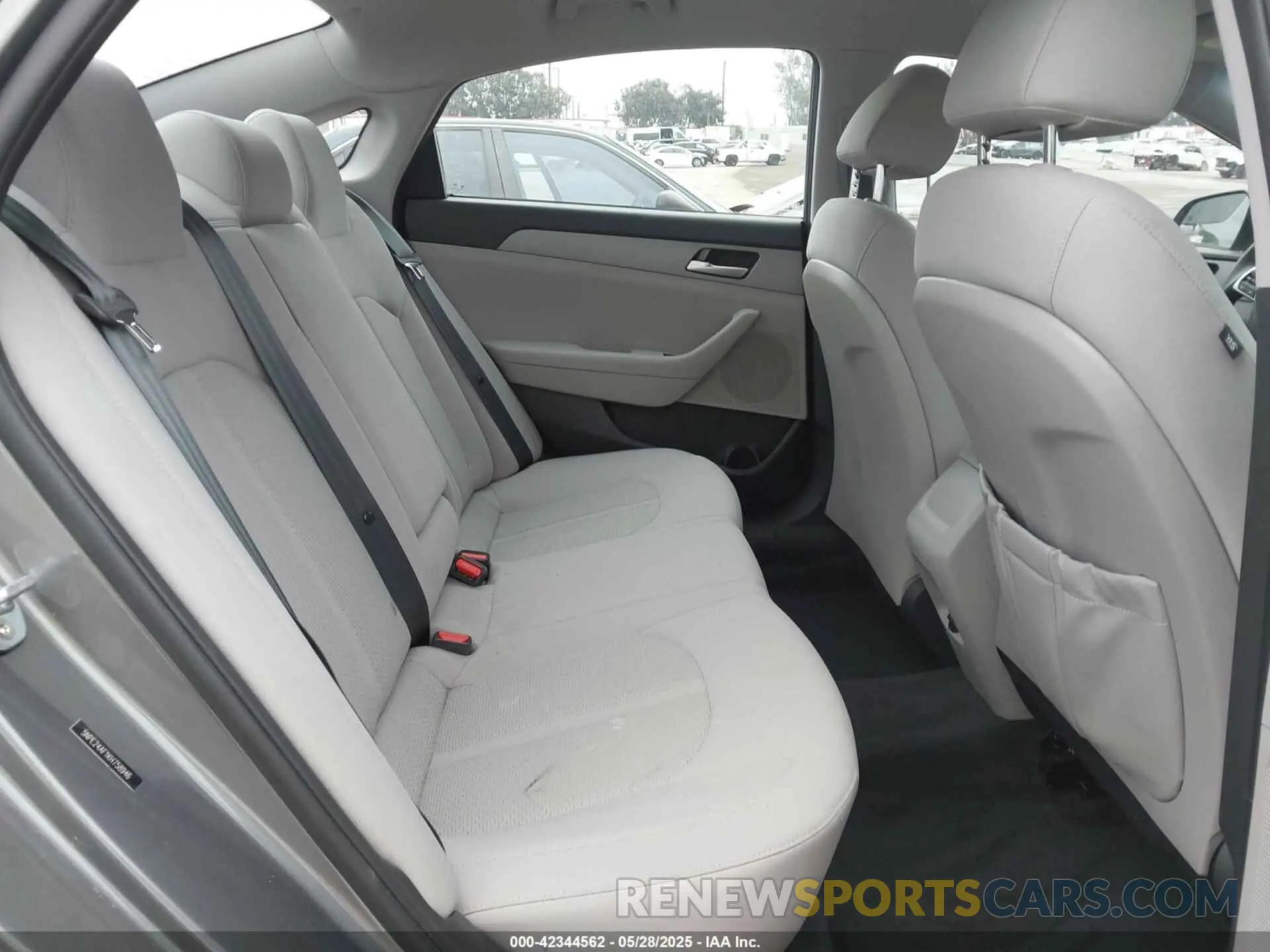 8 Photograph of a damaged car 5NPE24AF1KH758946 HYUNDAI SONATA 2019