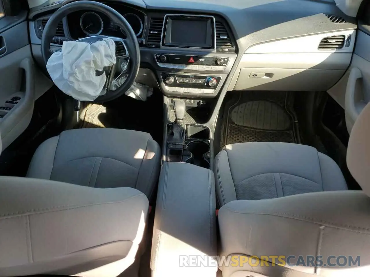 8 Photograph of a damaged car 5NPE24AF1KH779604 HYUNDAI SONATA 2019