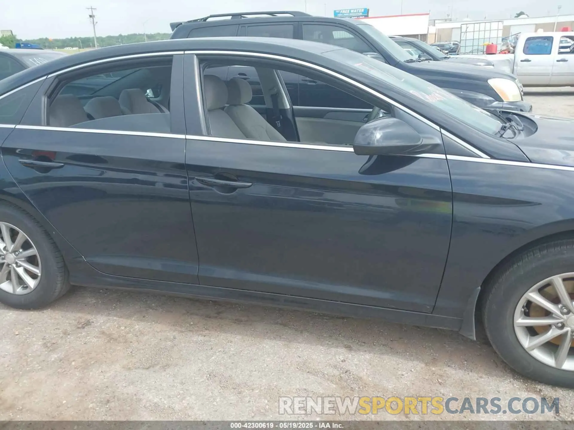 14 Photograph of a damaged car 5NPE24AF1KH804288 HYUNDAI SONATA 2019