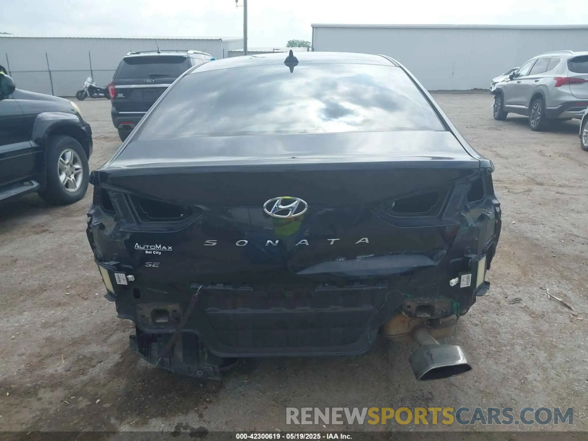 17 Photograph of a damaged car 5NPE24AF1KH804288 HYUNDAI SONATA 2019