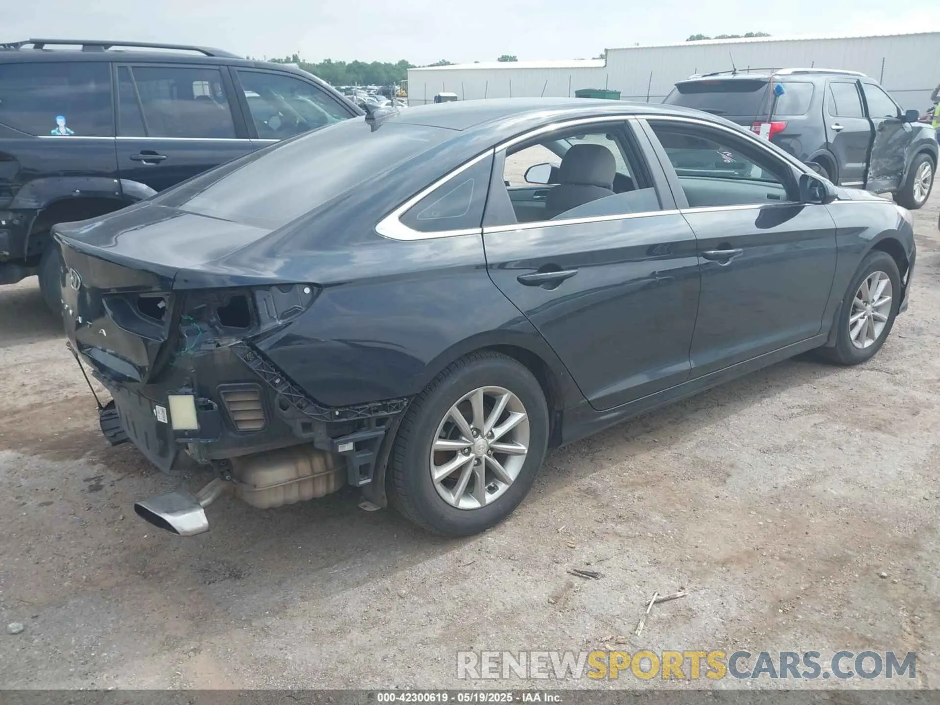 4 Photograph of a damaged car 5NPE24AF1KH804288 HYUNDAI SONATA 2019