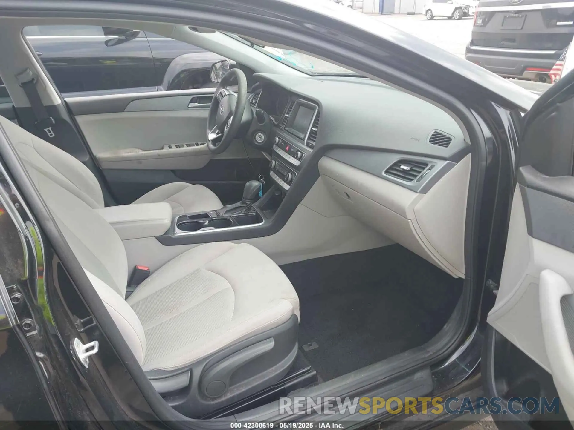5 Photograph of a damaged car 5NPE24AF1KH804288 HYUNDAI SONATA 2019