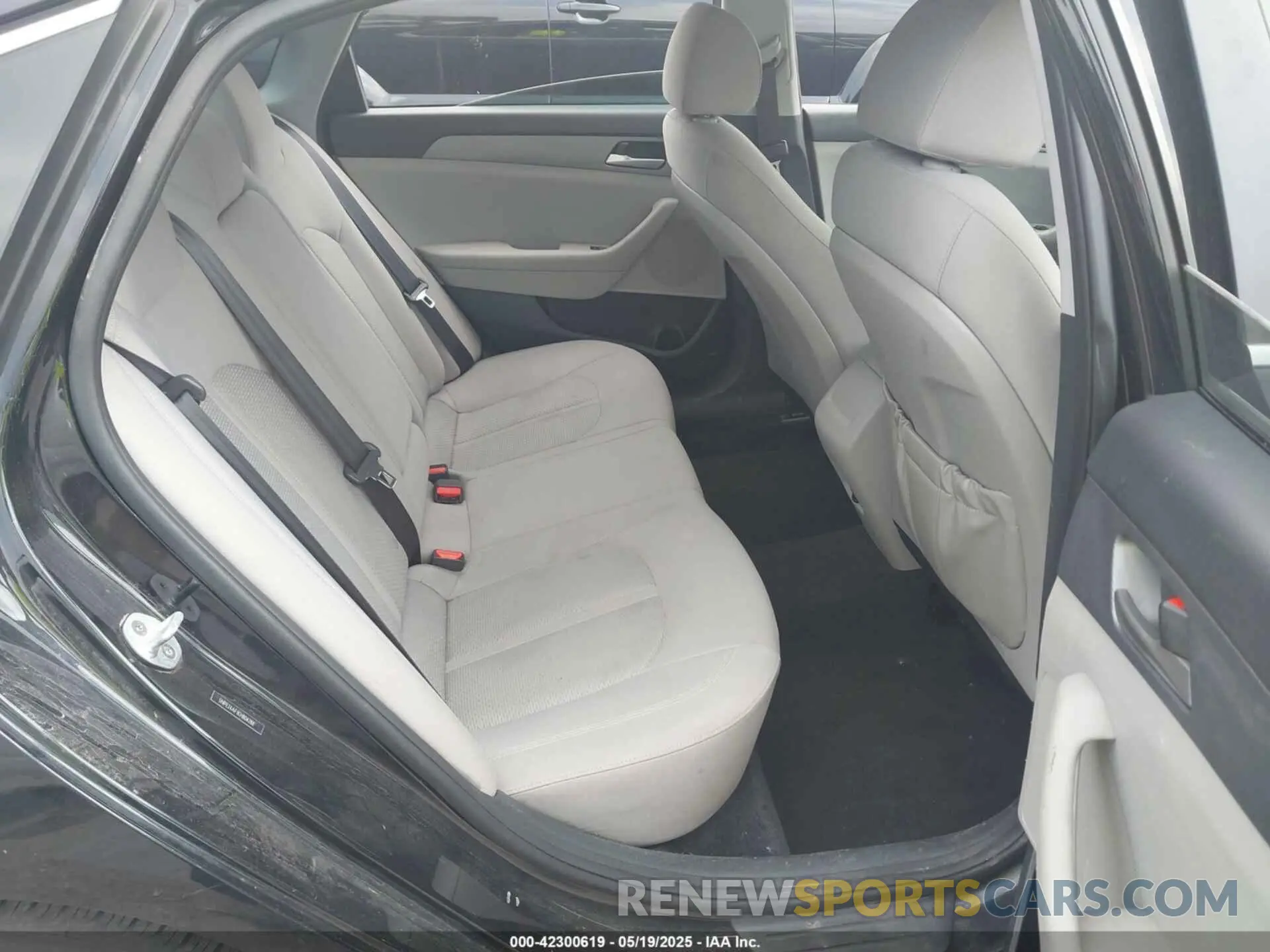 8 Photograph of a damaged car 5NPE24AF1KH804288 HYUNDAI SONATA 2019