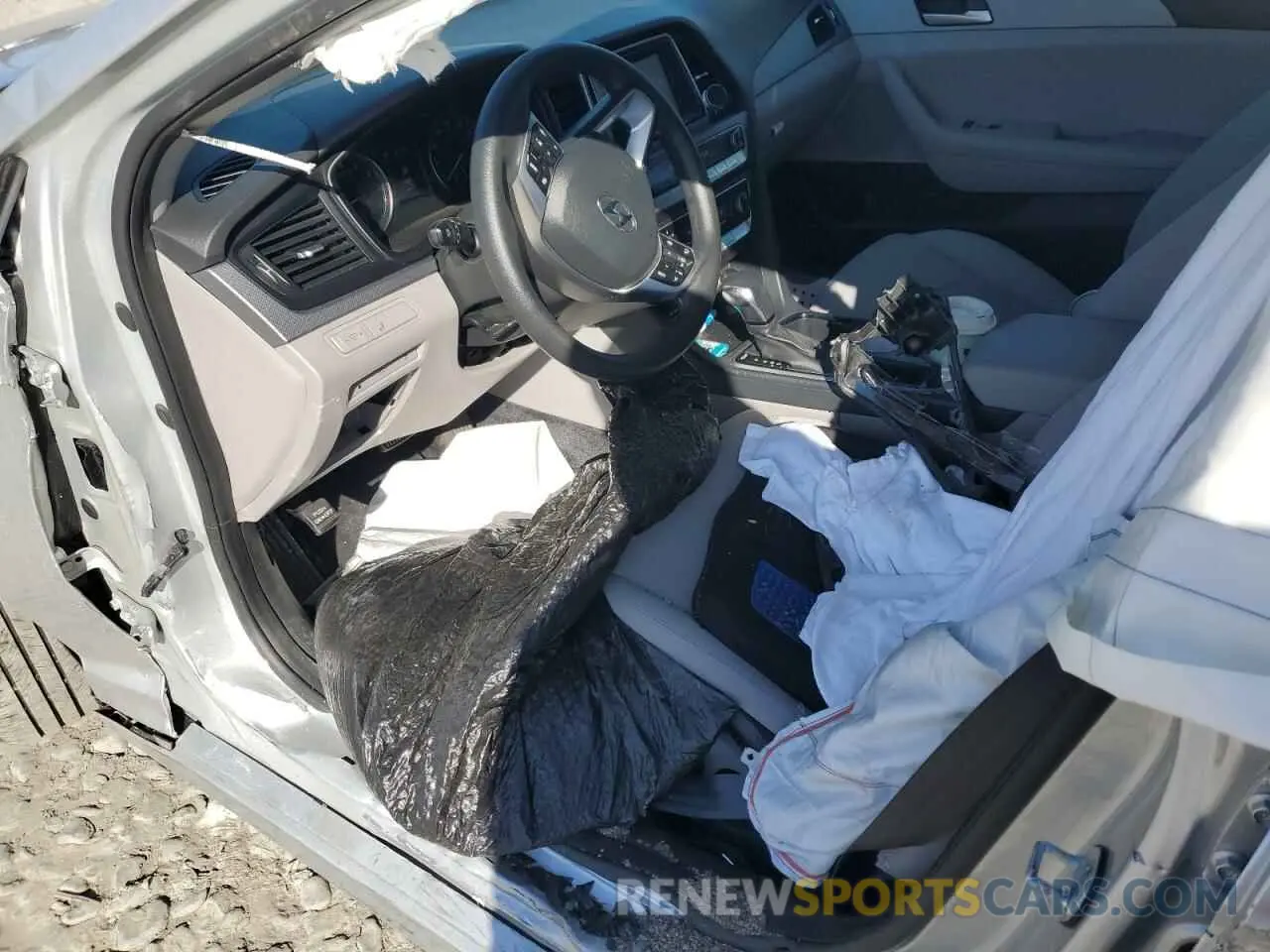 8 Photograph of a damaged car 5NPE24AF1KH814819 HYUNDAI SONATA 2019