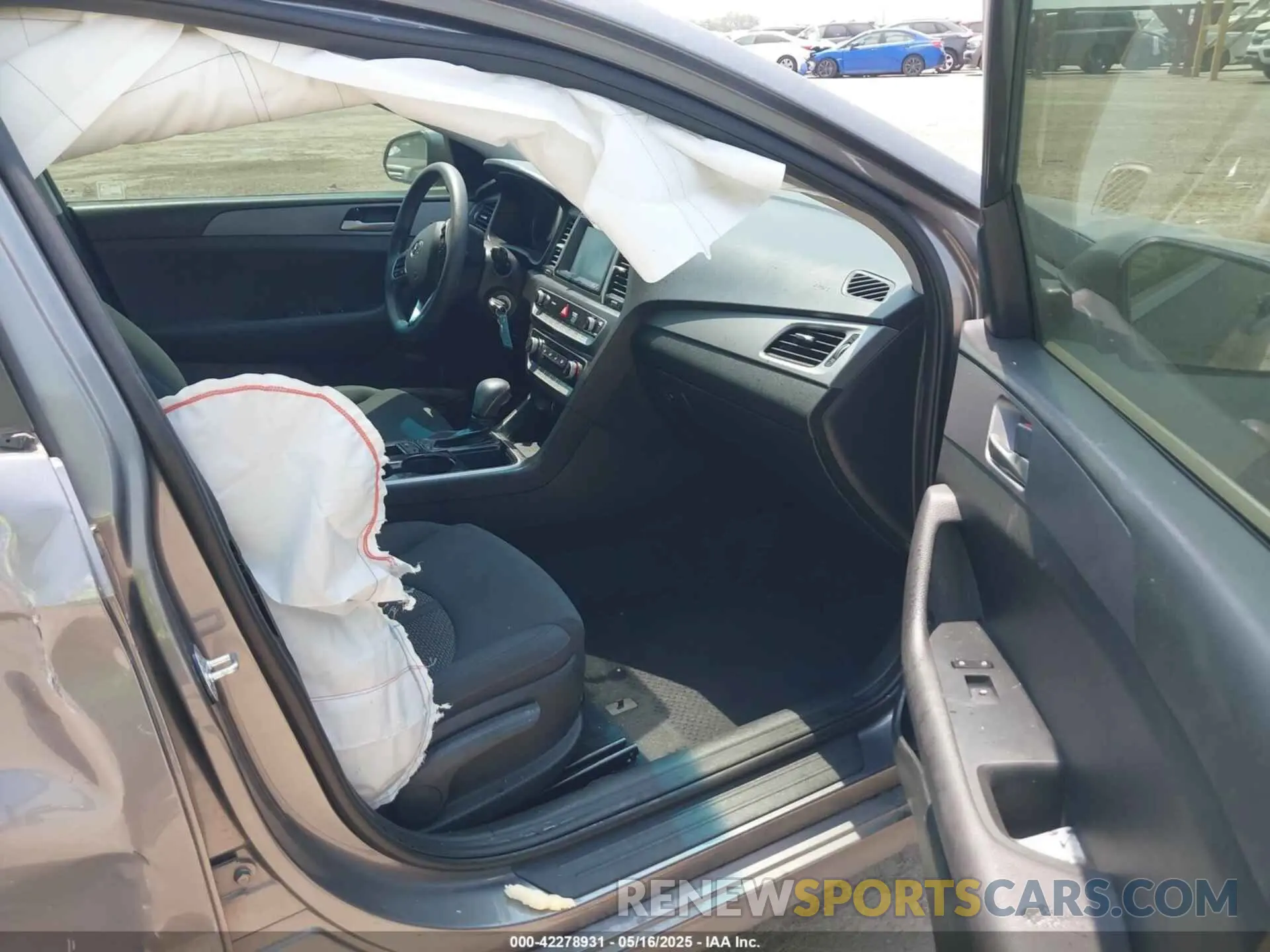 5 Photograph of a damaged car 5NPE24AF2KH738625 HYUNDAI SONATA 2019