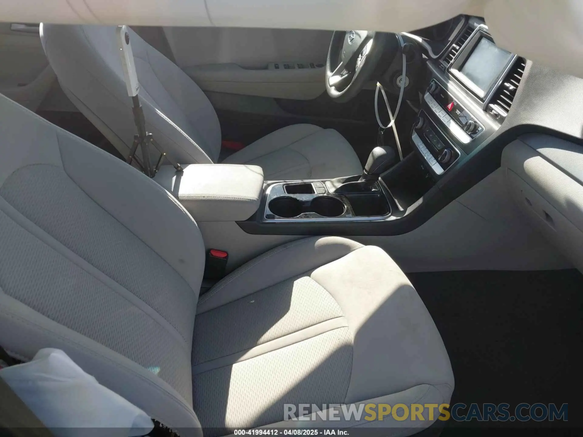 5 Photograph of a damaged car 5NPE24AF2KH740164 HYUNDAI SONATA 2019