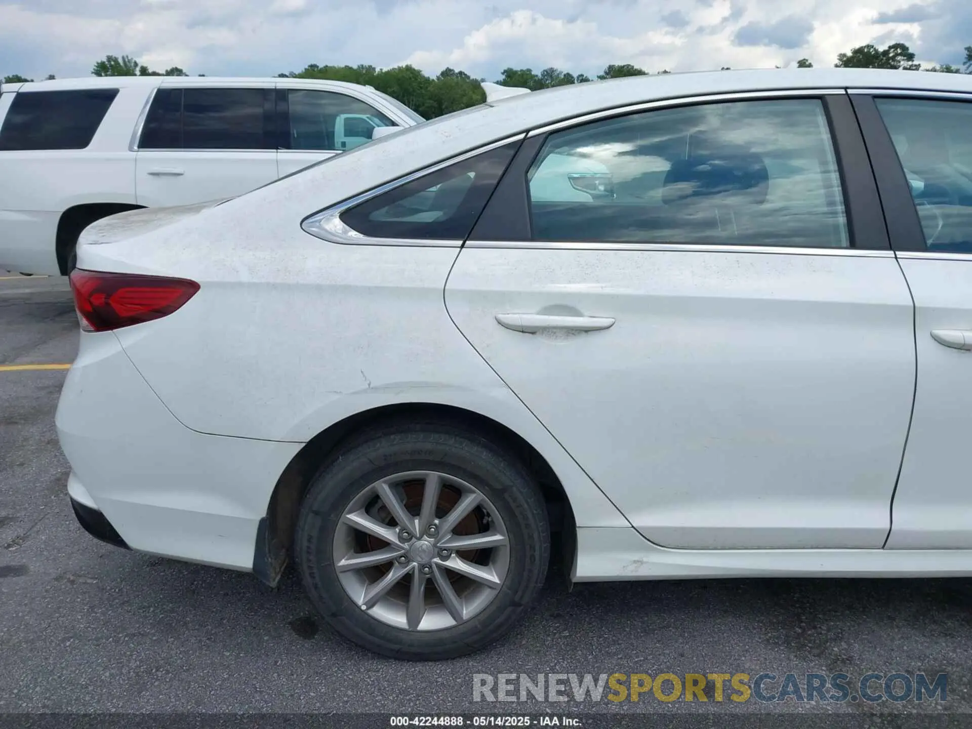 16 Photograph of a damaged car 5NPE24AF2KH740200 HYUNDAI SONATA 2019