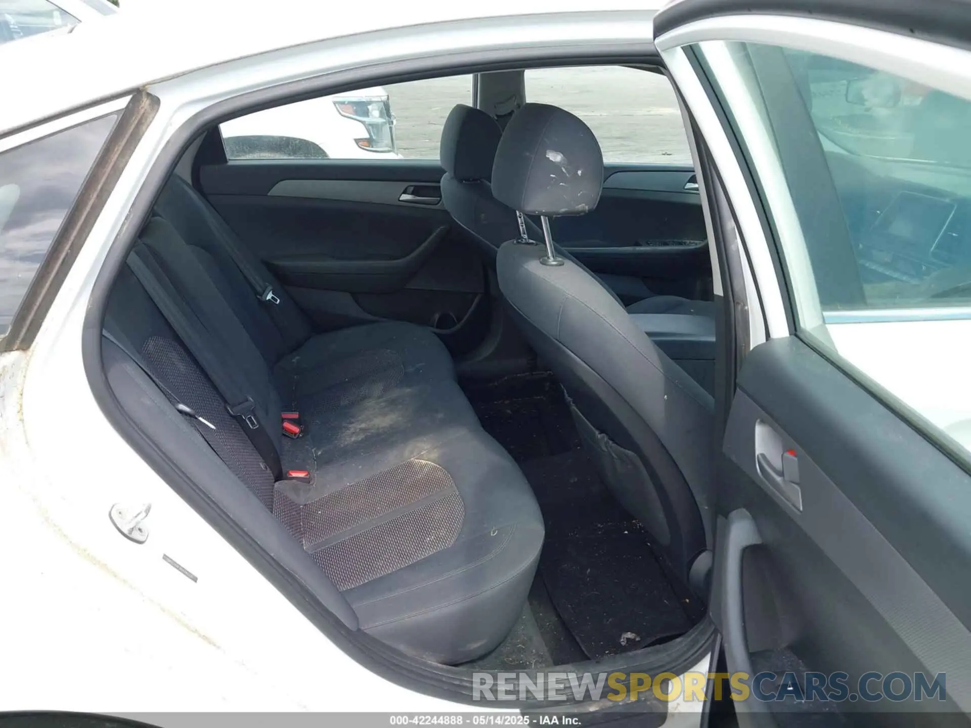 8 Photograph of a damaged car 5NPE24AF2KH740200 HYUNDAI SONATA 2019