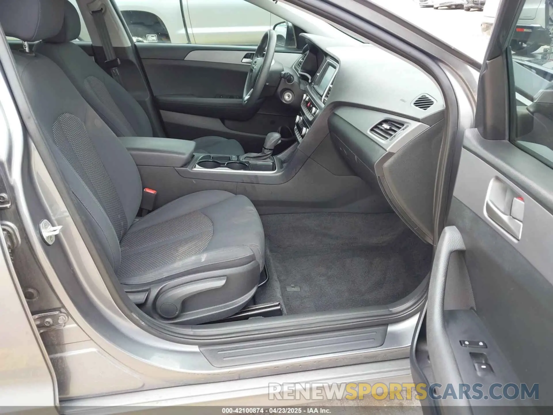 5 Photograph of a damaged car 5NPE24AF2KH745414 HYUNDAI SONATA 2019