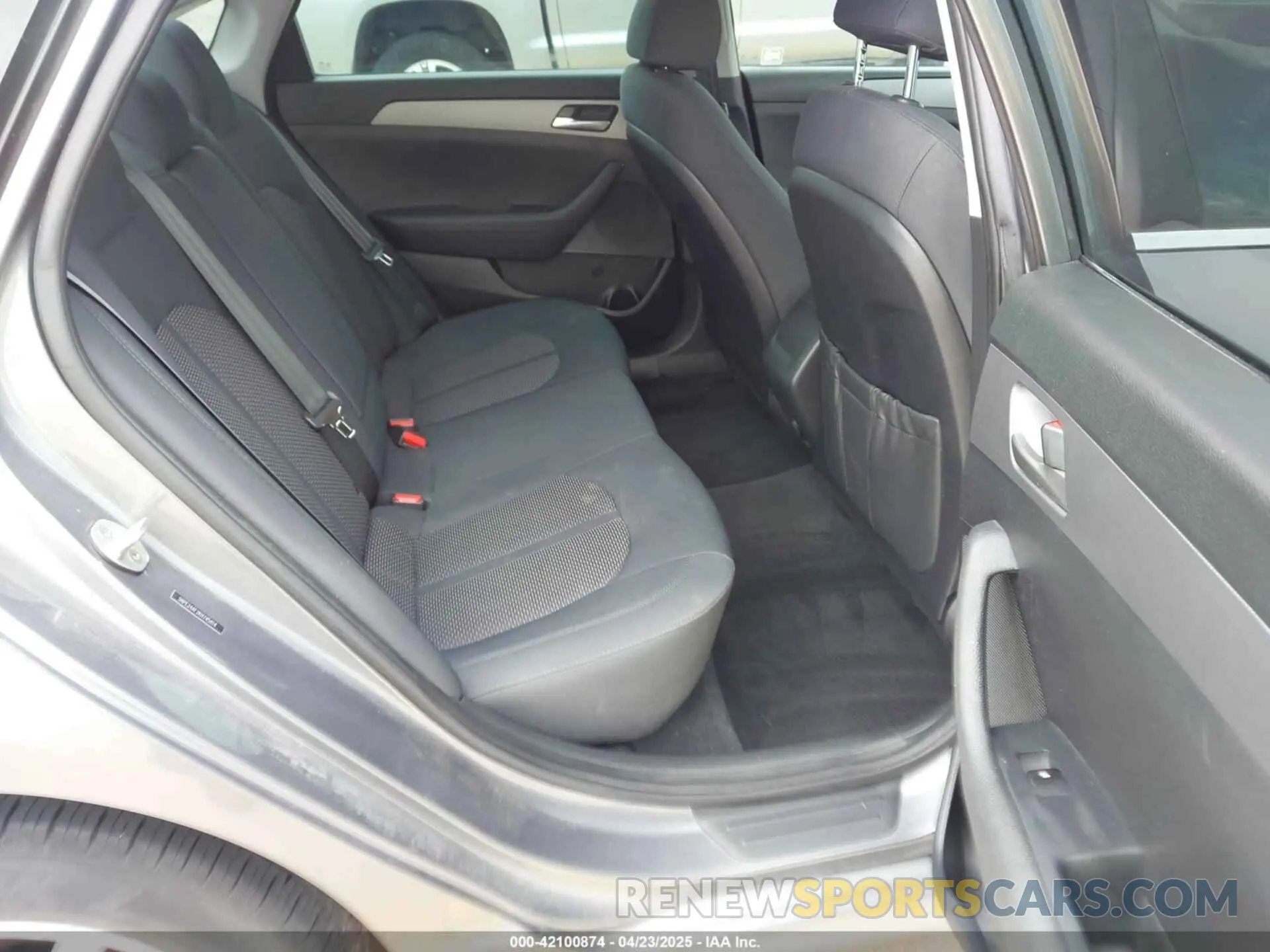 8 Photograph of a damaged car 5NPE24AF2KH745414 HYUNDAI SONATA 2019
