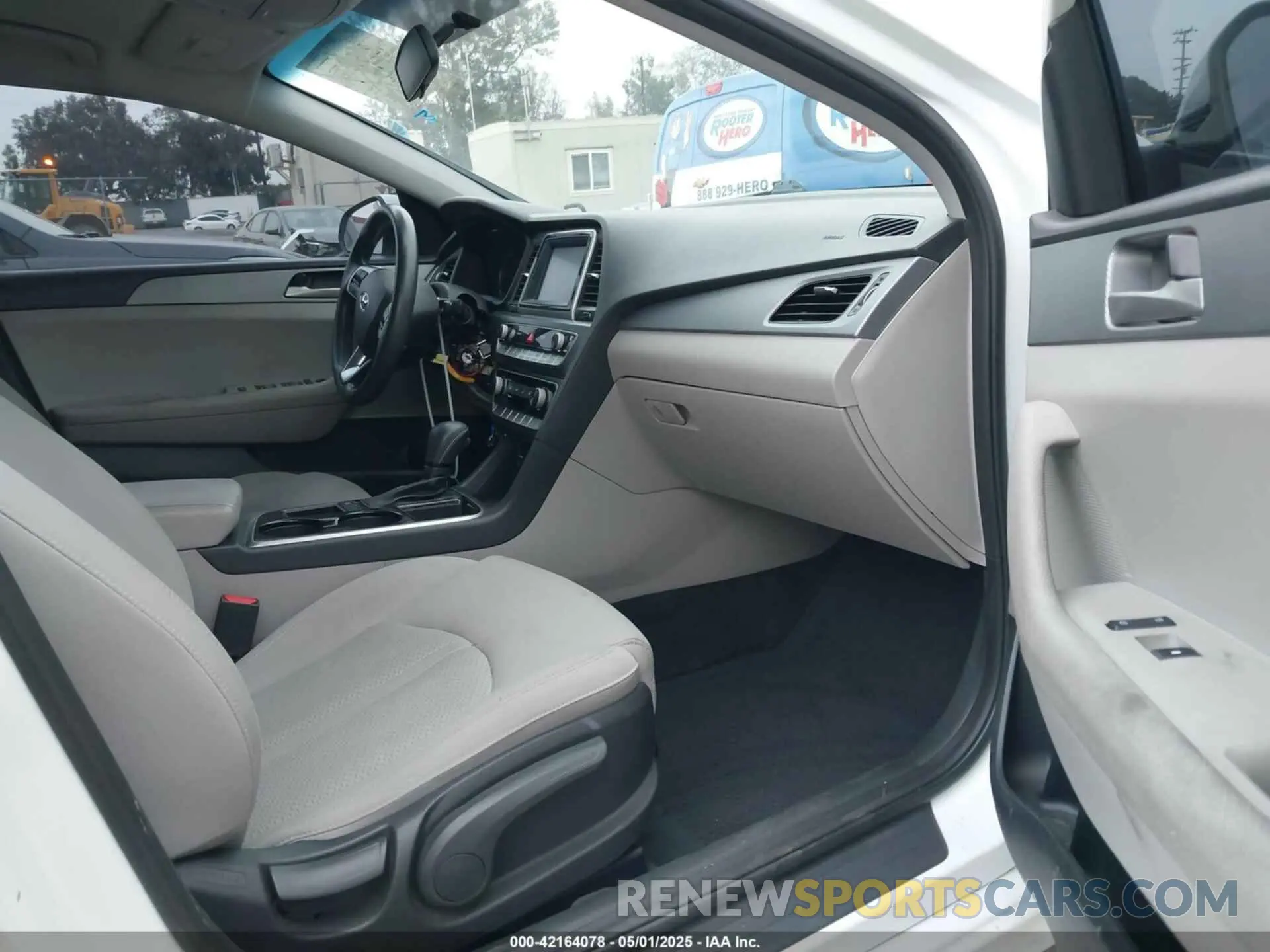 5 Photograph of a damaged car 5NPE24AF2KH753870 HYUNDAI SONATA 2019