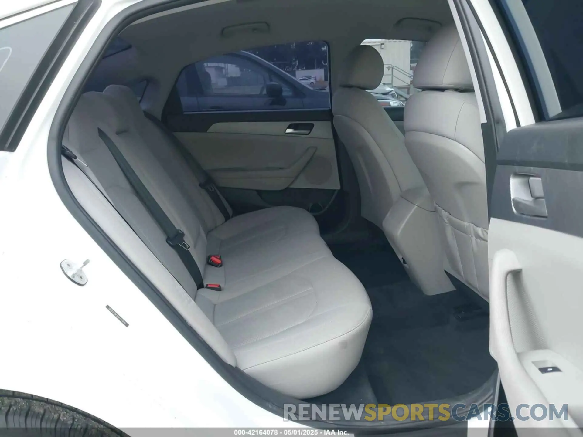 8 Photograph of a damaged car 5NPE24AF2KH753870 HYUNDAI SONATA 2019