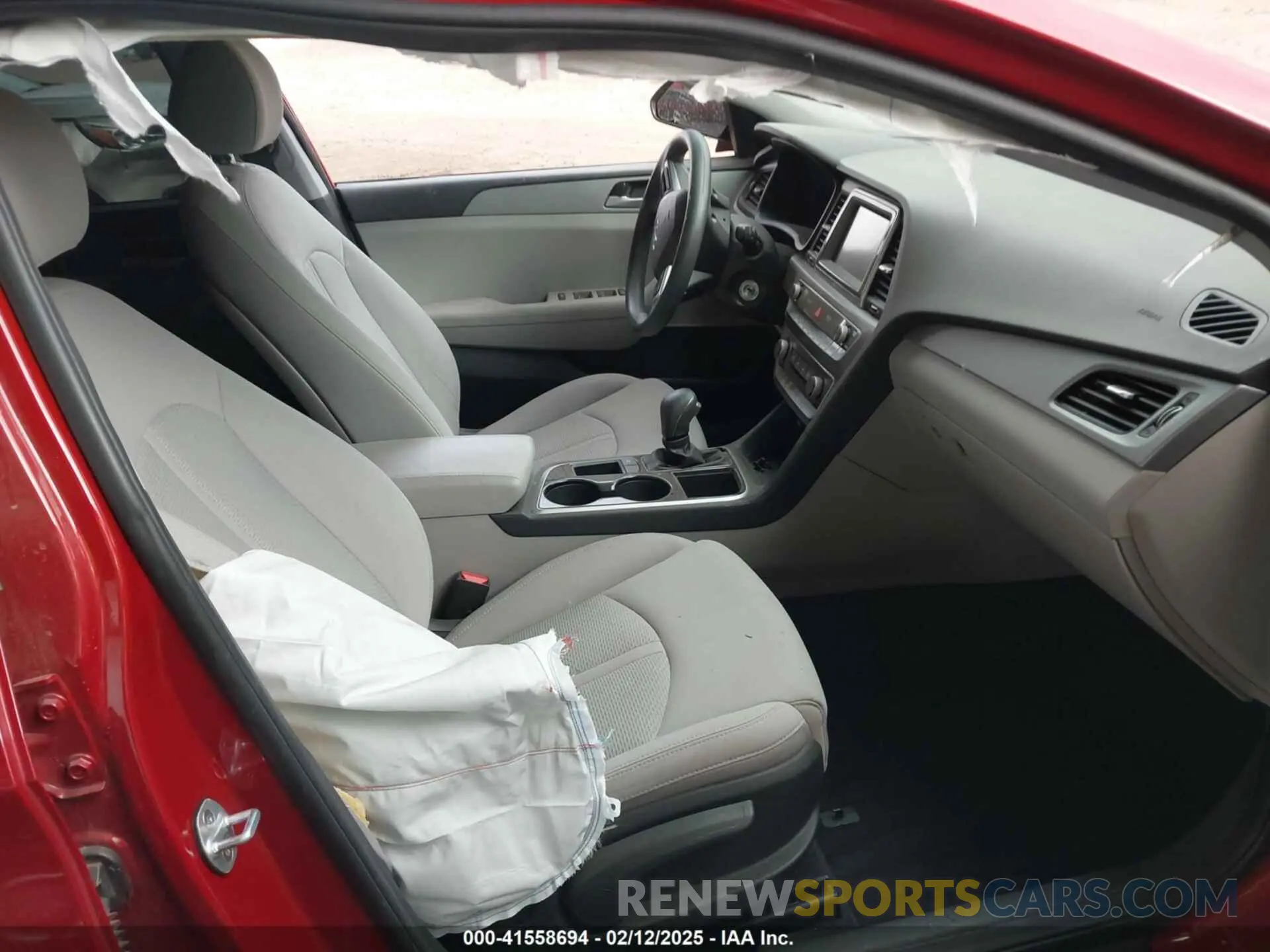 5 Photograph of a damaged car 5NPE24AF2KH776629 HYUNDAI SONATA 2019