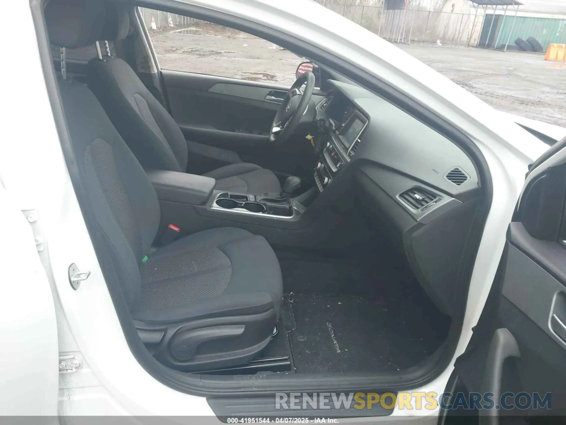 5 Photograph of a damaged car 5NPE24AF2KH788733 HYUNDAI SONATA 2019
