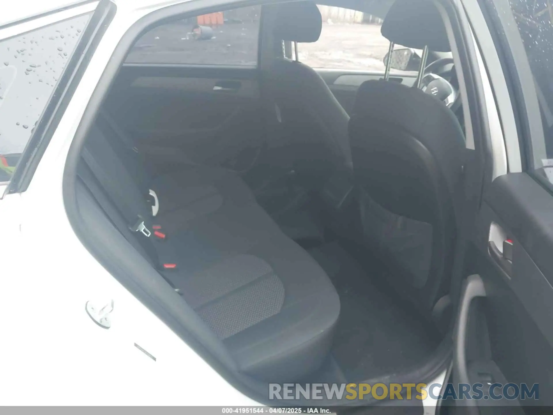 8 Photograph of a damaged car 5NPE24AF2KH788733 HYUNDAI SONATA 2019