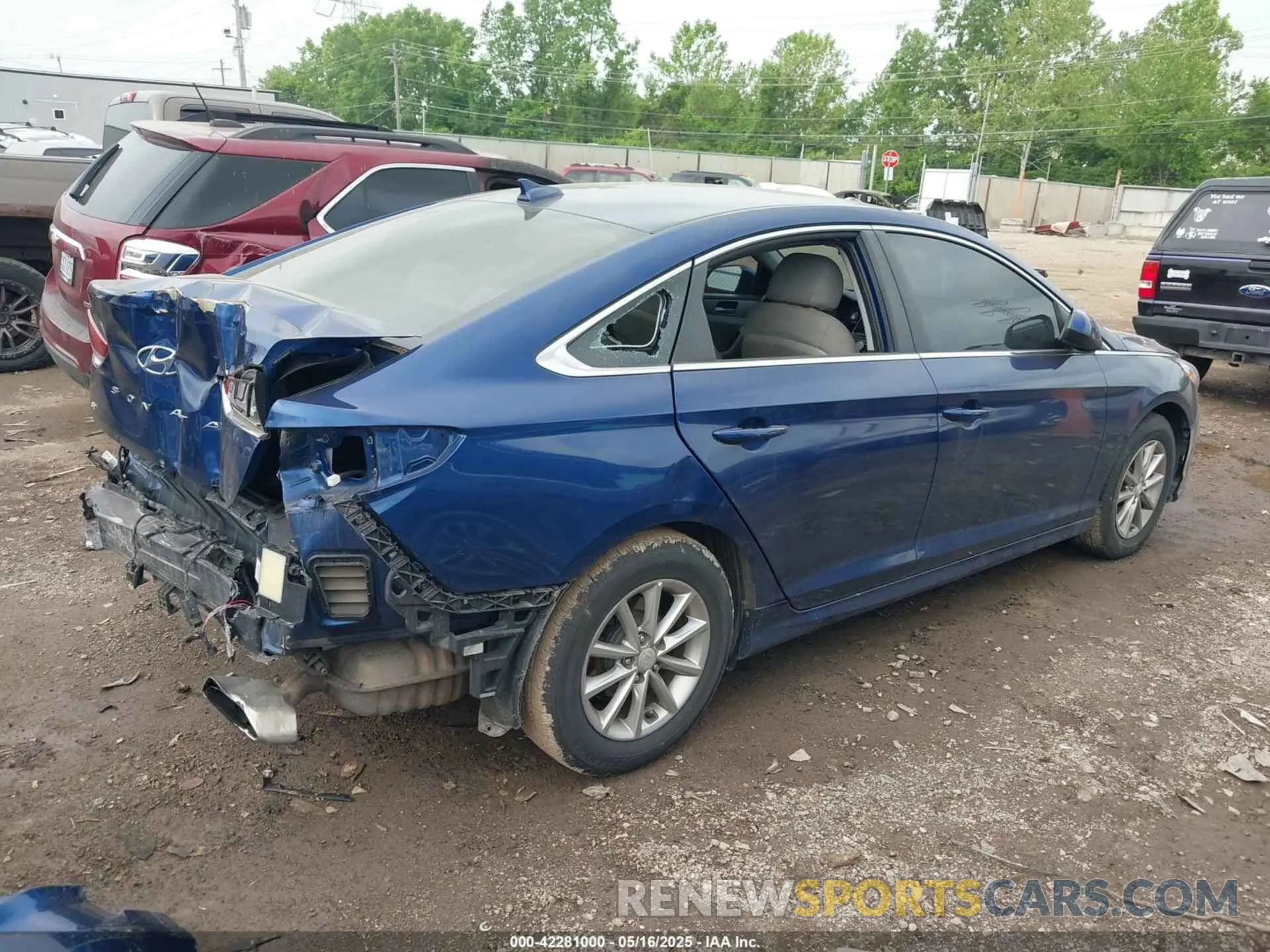 4 Photograph of a damaged car 5NPE24AF2KH789977 HYUNDAI SONATA 2019