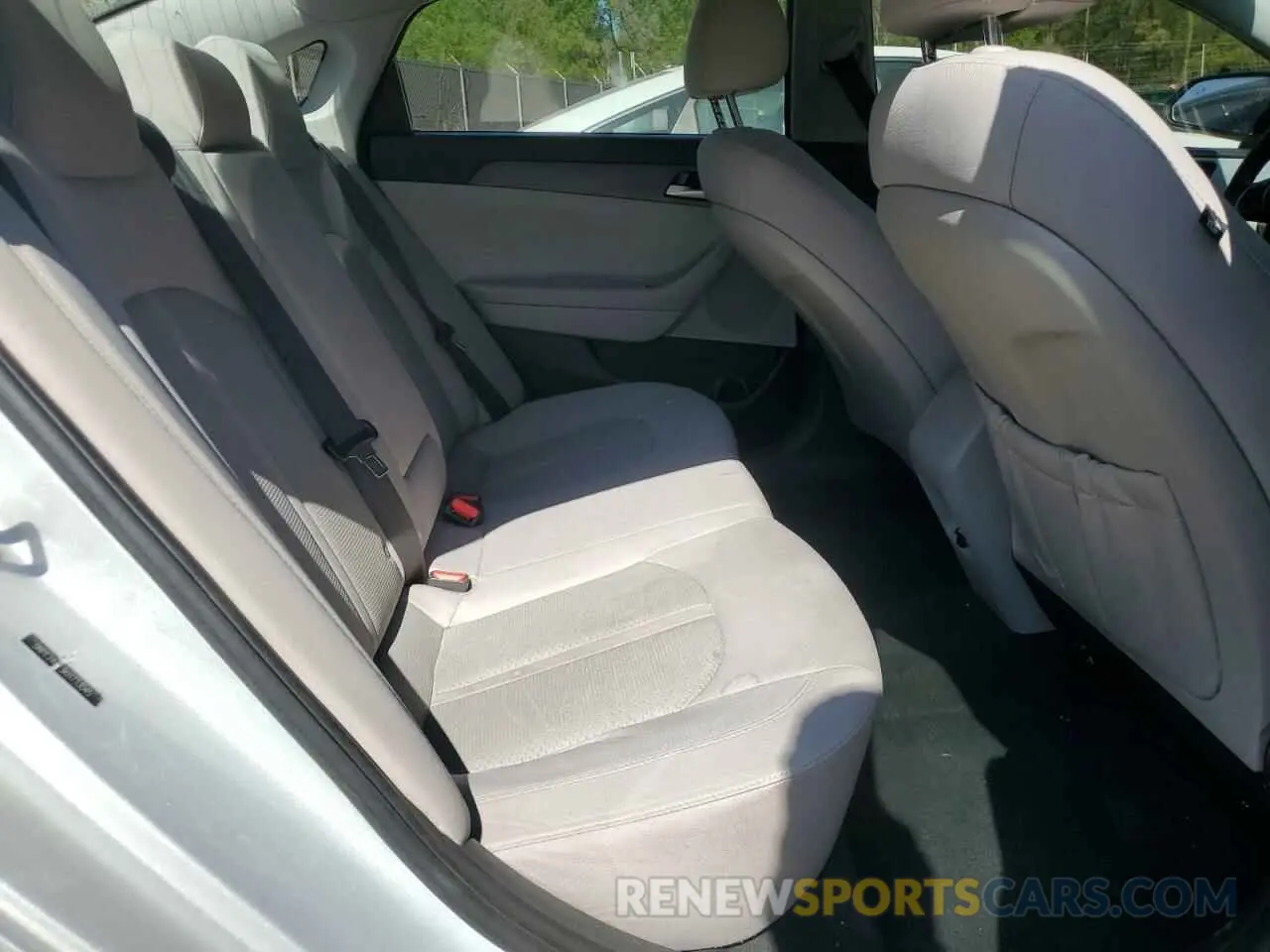10 Photograph of a damaged car 5NPE24AF3KH733045 HYUNDAI SONATA 2019