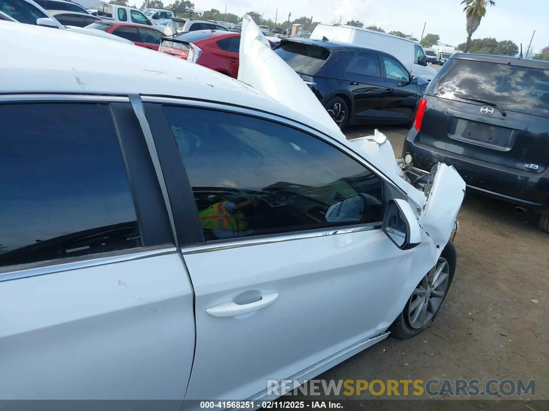 17 Photograph of a damaged car 5NPE24AF3KH738066 HYUNDAI SONATA 2019