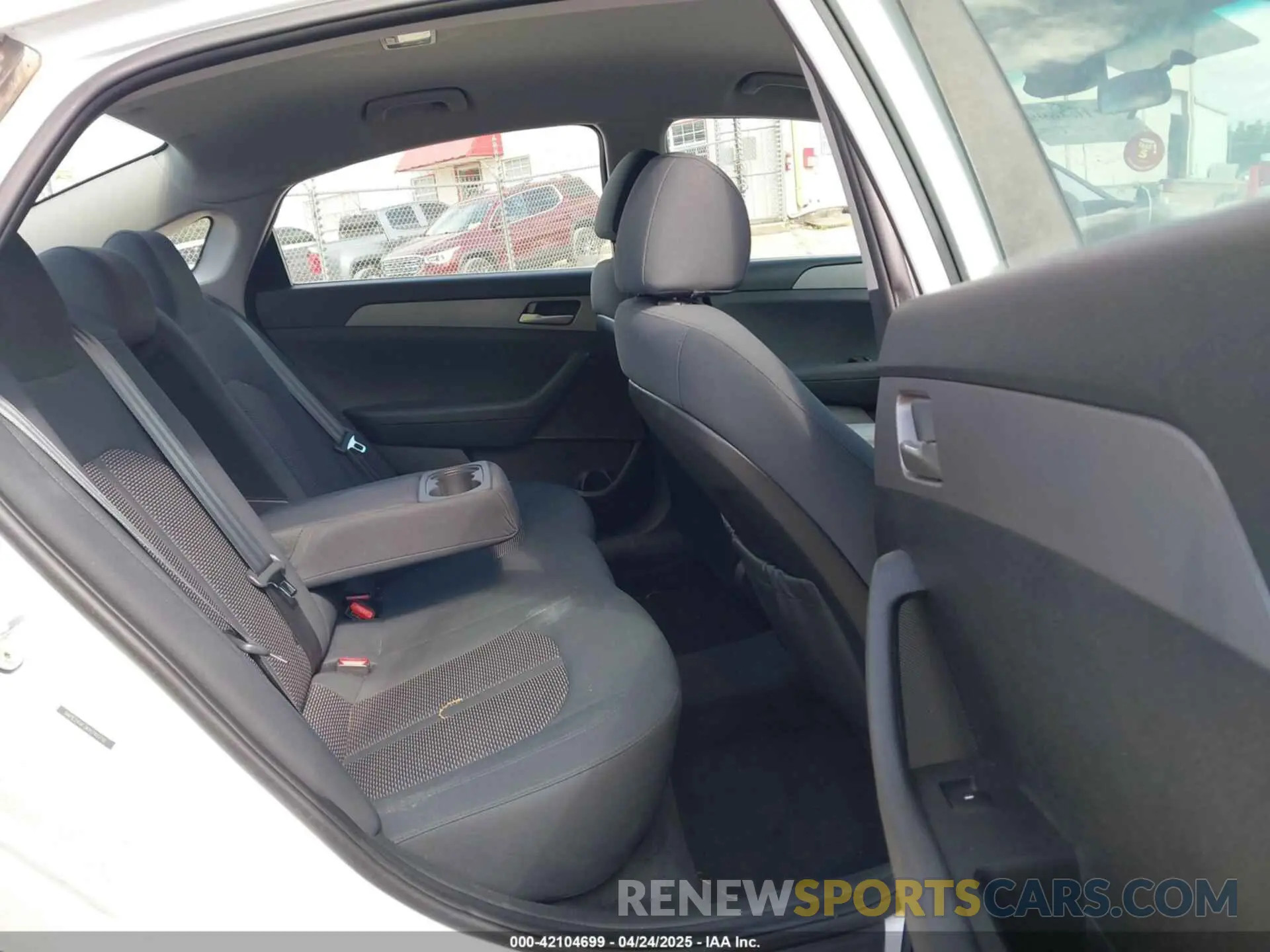 8 Photograph of a damaged car 5NPE24AF3KH740710 HYUNDAI SONATA 2019
