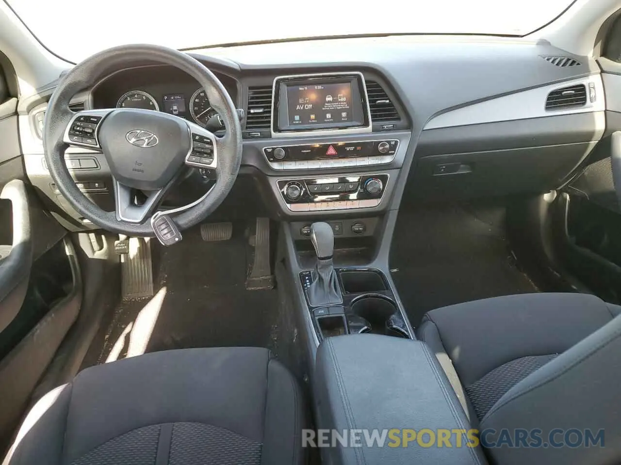 8 Photograph of a damaged car 5NPE24AF3KH755546 HYUNDAI SONATA 2019
