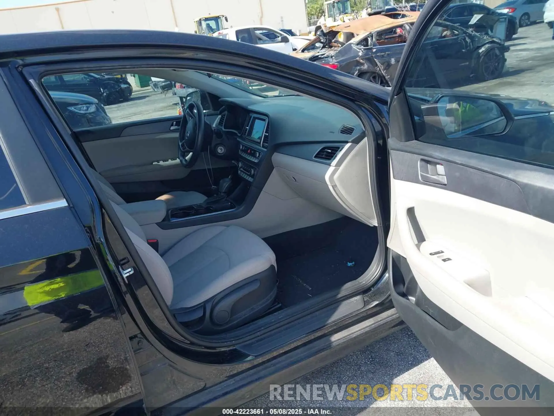 5 Photograph of a damaged car 5NPE24AF3KH759550 HYUNDAI SONATA 2019