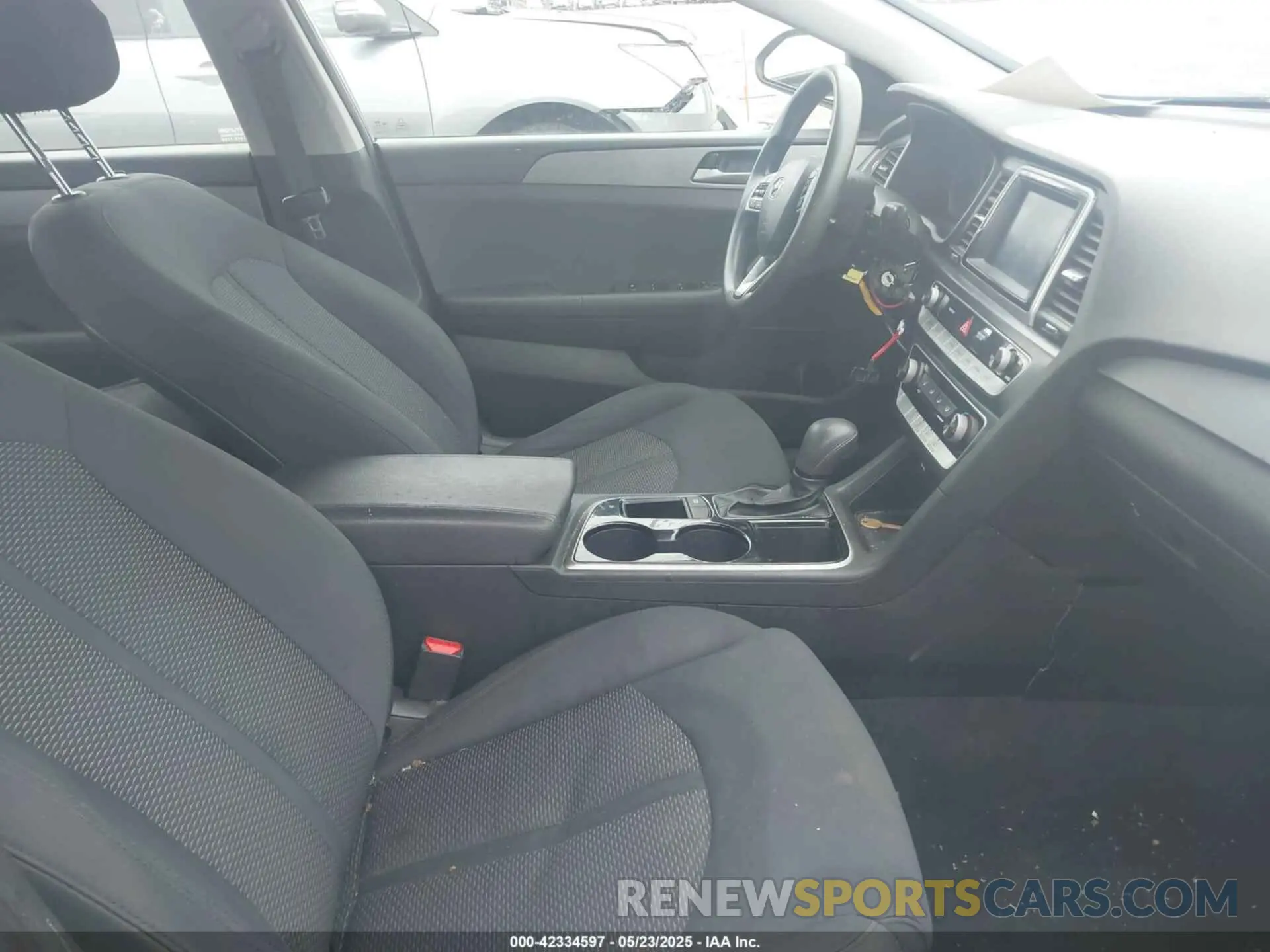 5 Photograph of a damaged car 5NPE24AF3KH778275 HYUNDAI SONATA 2019