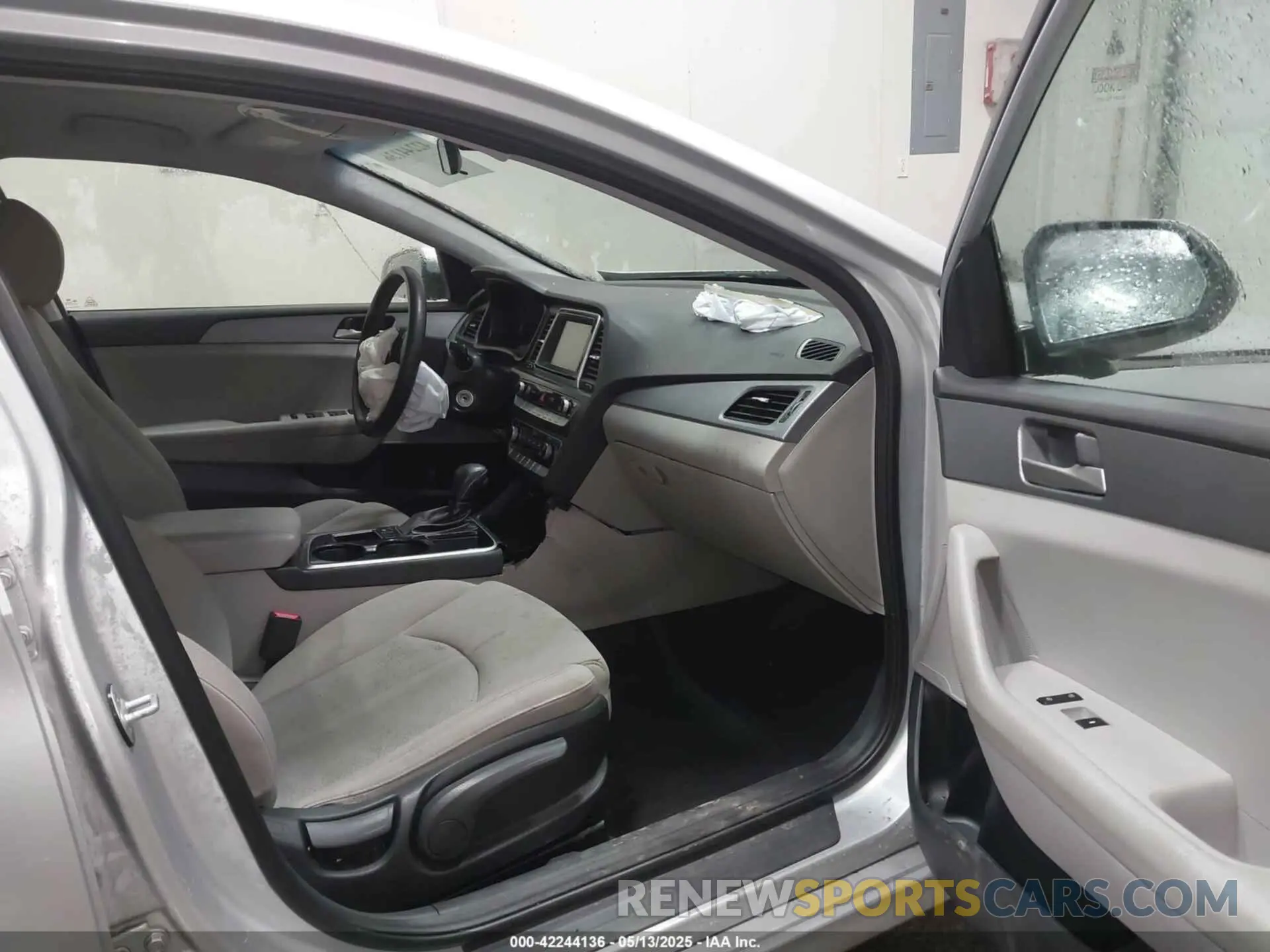 5 Photograph of a damaged car 5NPE24AF3KH787686 HYUNDAI SONATA 2019