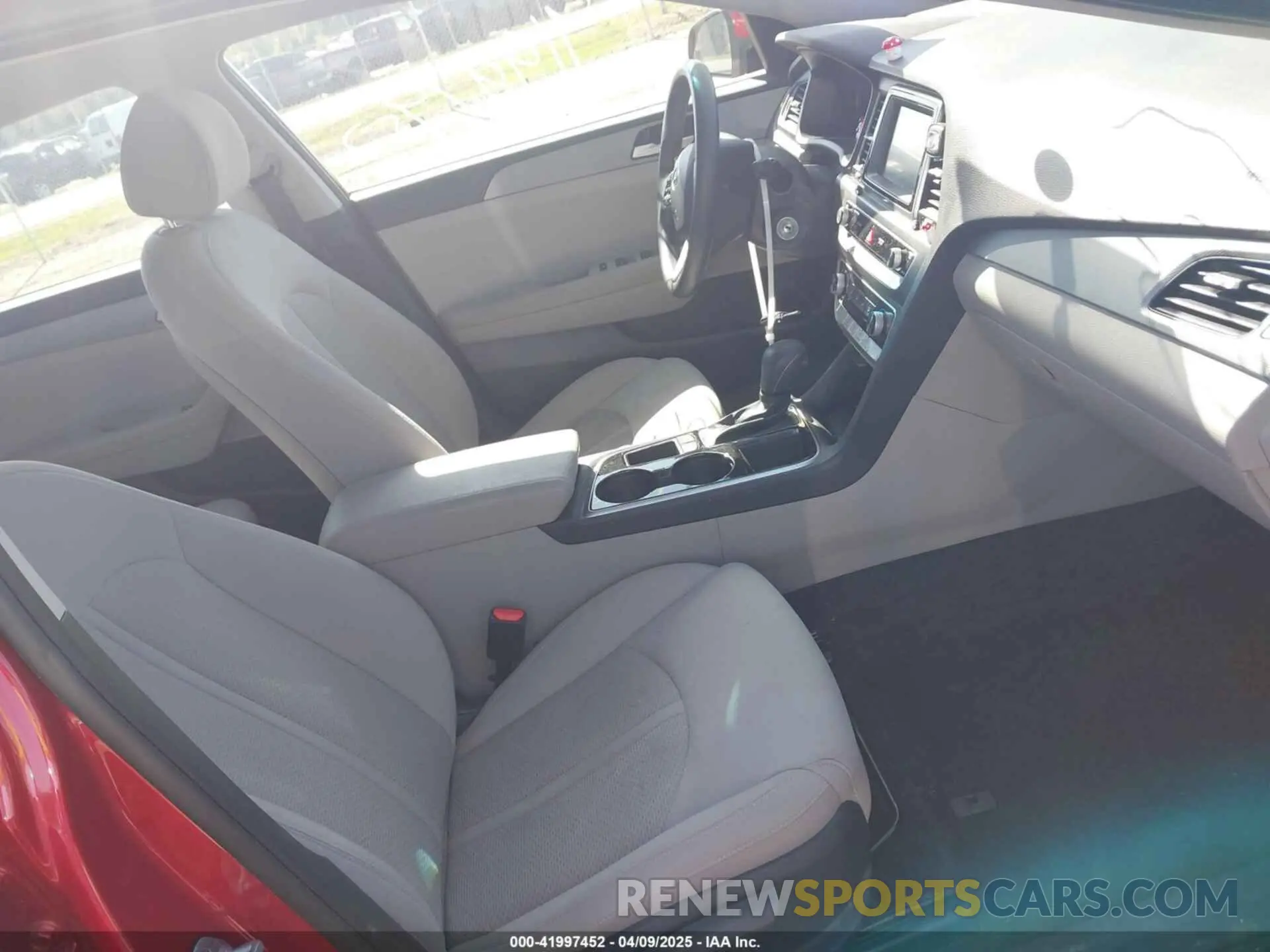 5 Photograph of a damaged car 5NPE24AF3KH790250 HYUNDAI SONATA 2019