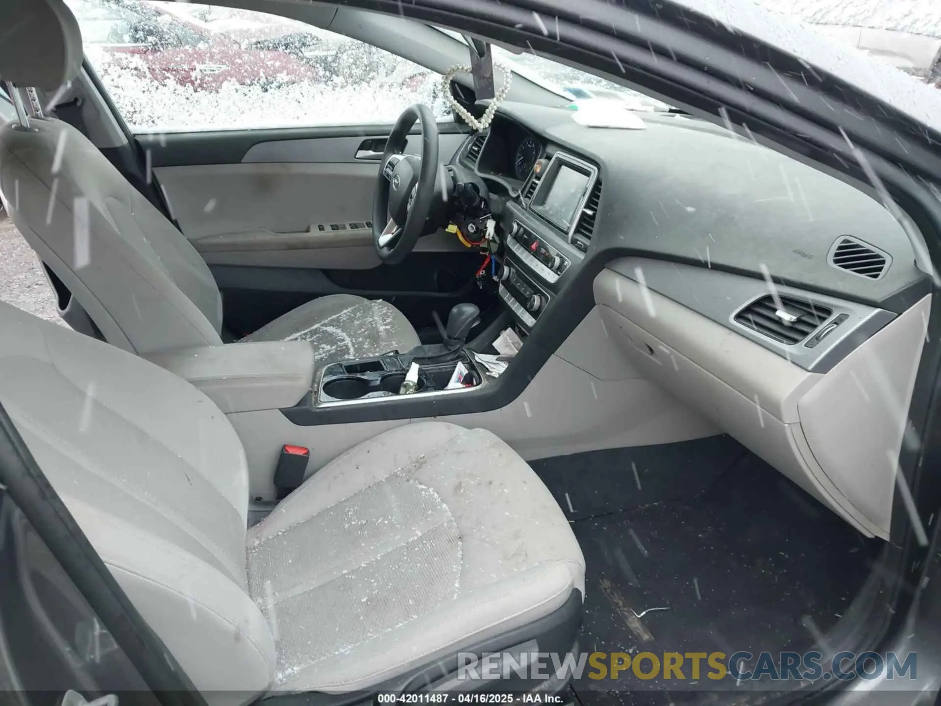 5 Photograph of a damaged car 5NPE24AF3KH798980 HYUNDAI SONATA 2019