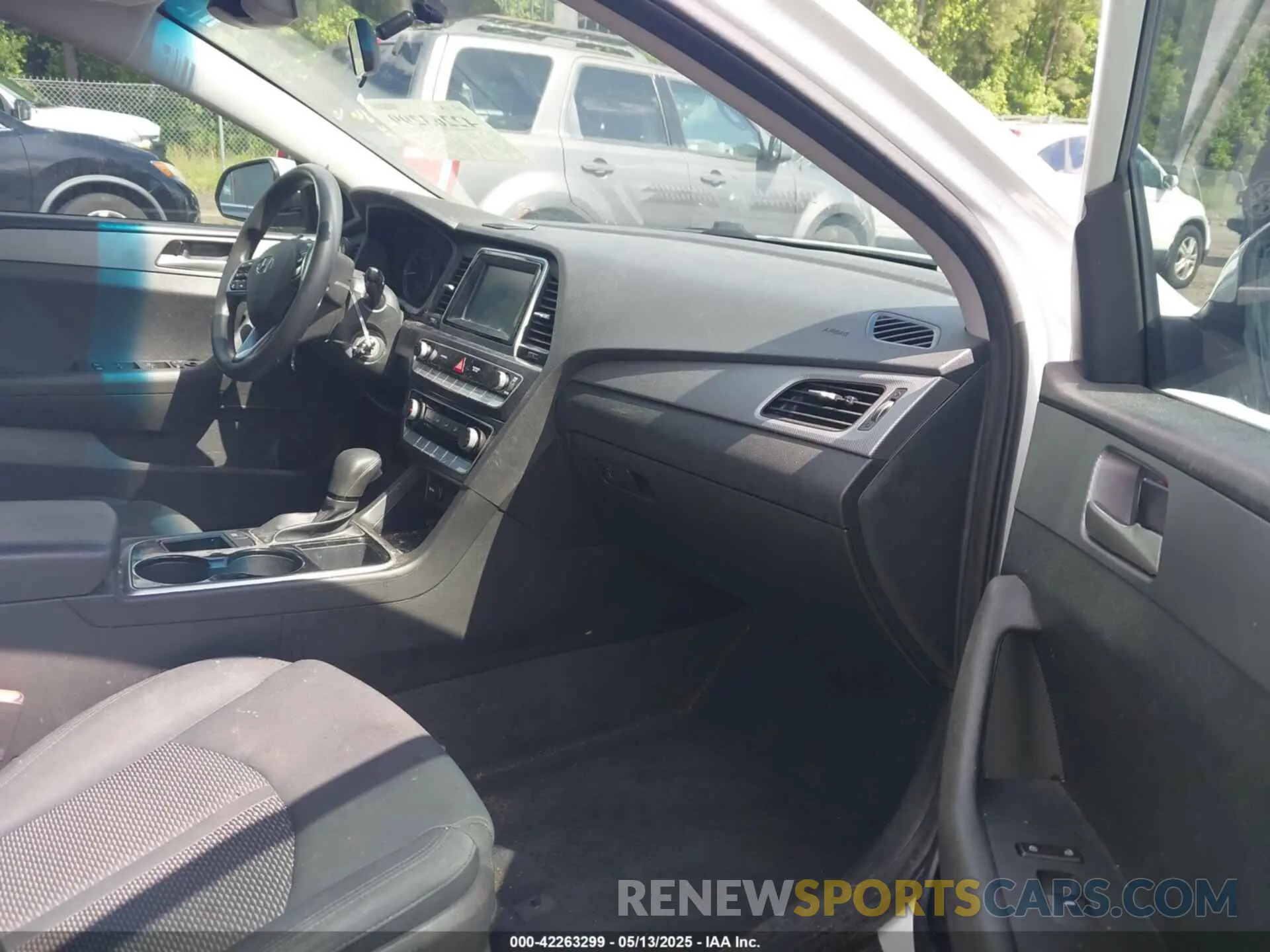 5 Photograph of a damaged car 5NPE24AF3KH803241 HYUNDAI SONATA 2019