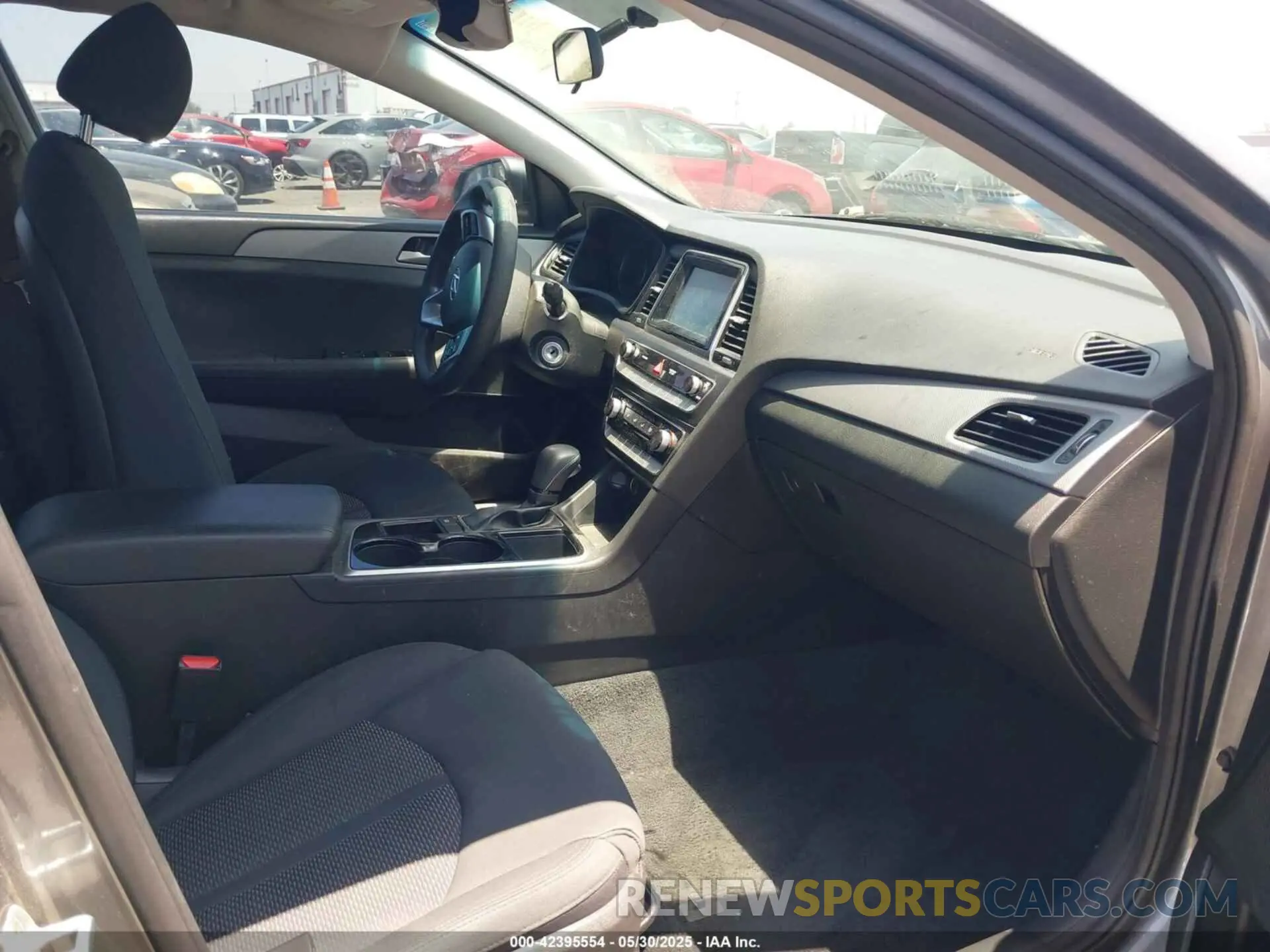 5 Photograph of a damaged car 5NPE24AF3KH805359 HYUNDAI SONATA 2019