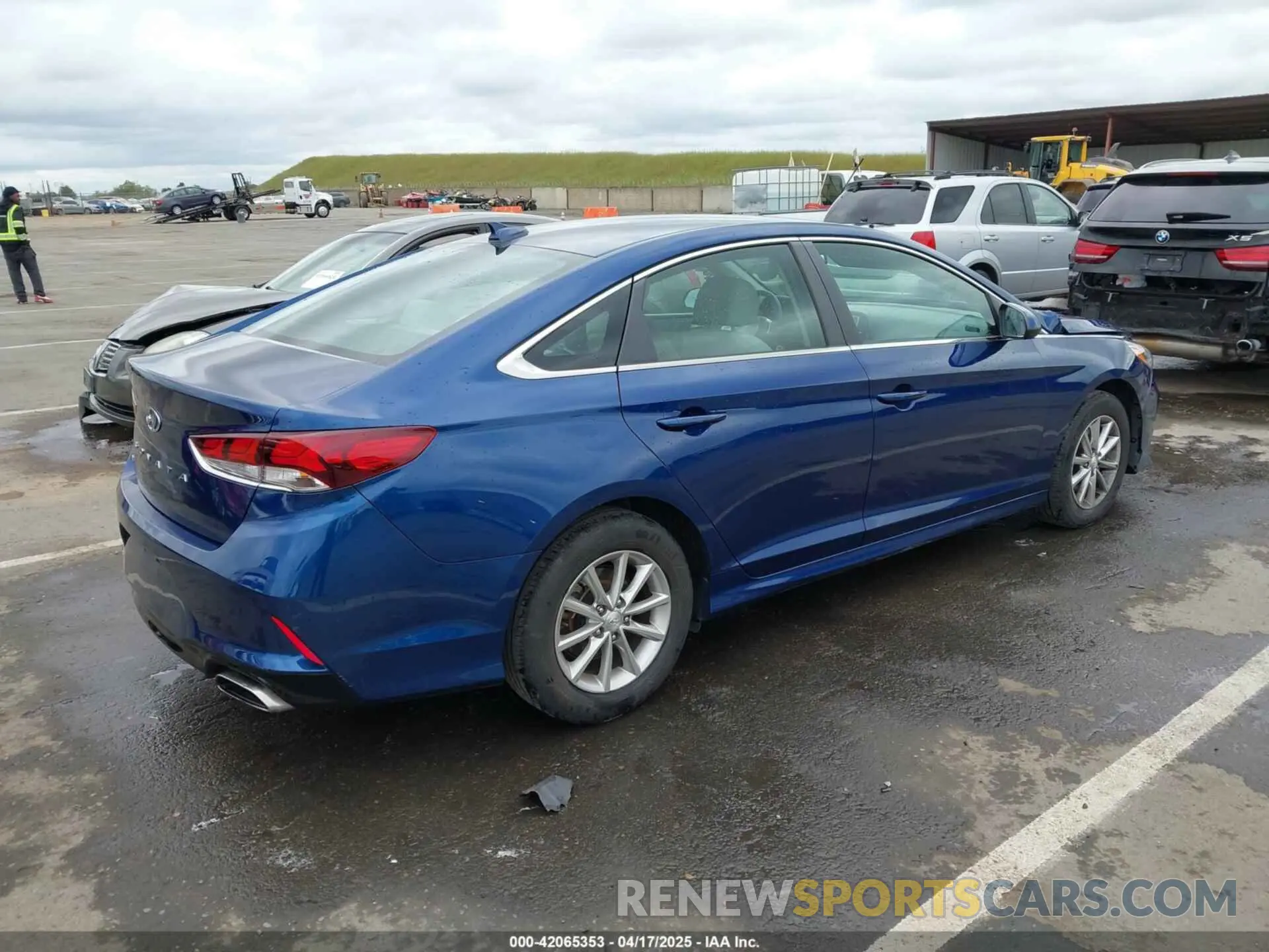 4 Photograph of a damaged car 5NPE24AF3KH810724 HYUNDAI SONATA 2019