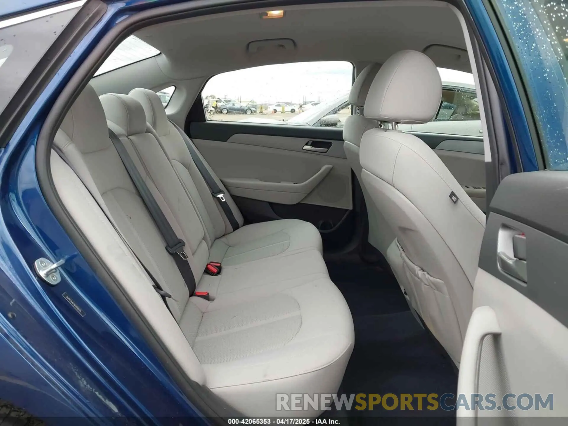 8 Photograph of a damaged car 5NPE24AF3KH810724 HYUNDAI SONATA 2019