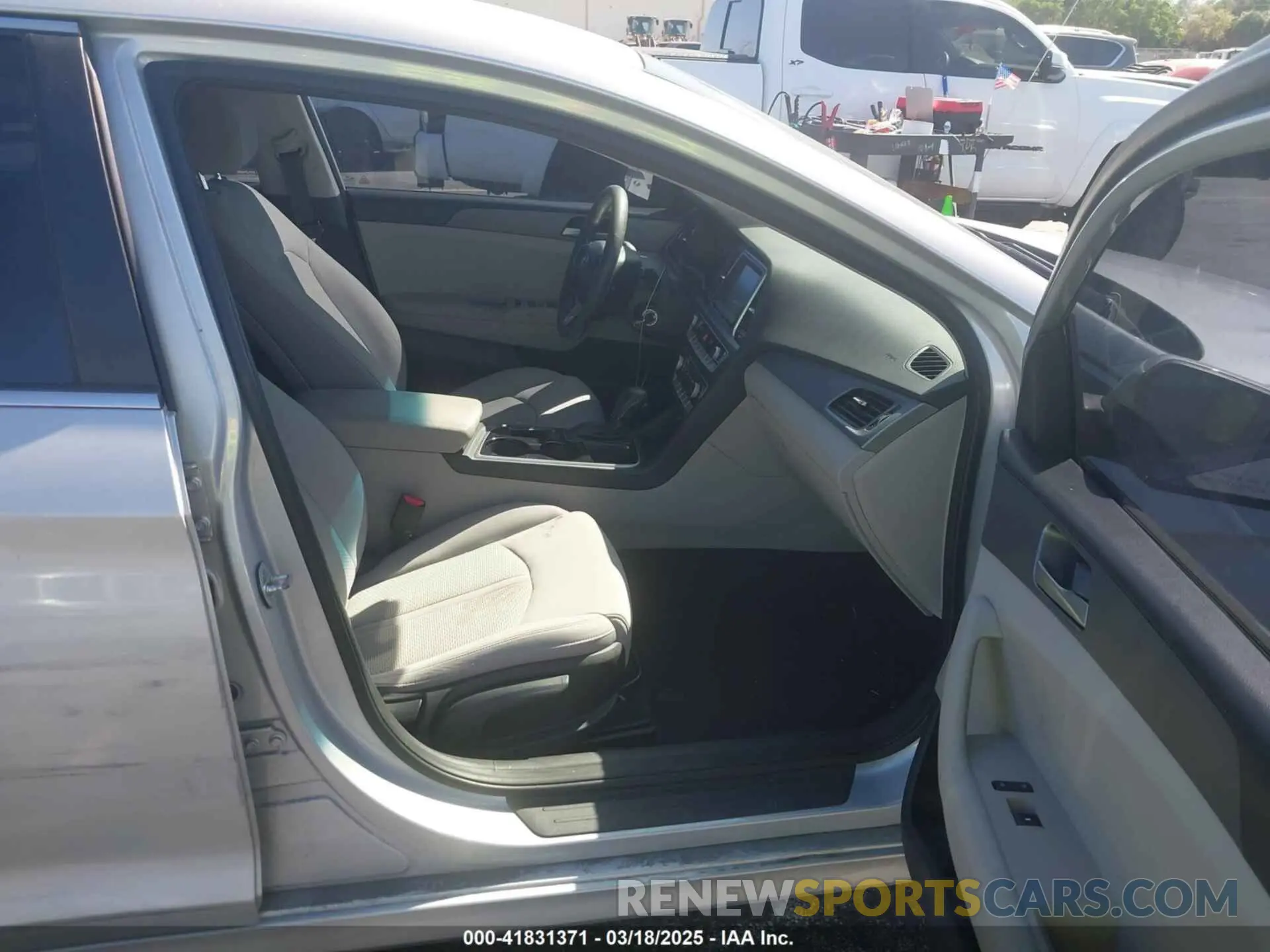 5 Photograph of a damaged car 5NPE24AF3KH810903 HYUNDAI SONATA 2019