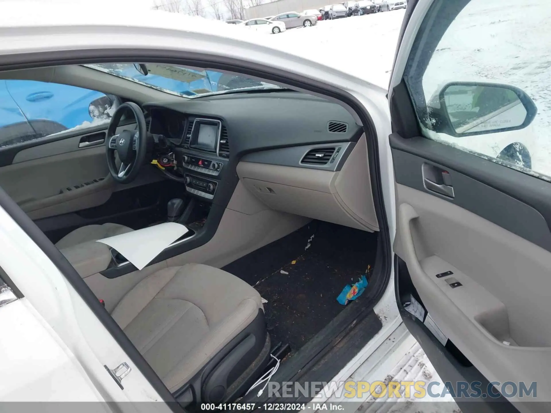 5 Photograph of a damaged car 5NPE24AF3KH813042 HYUNDAI SONATA 2019