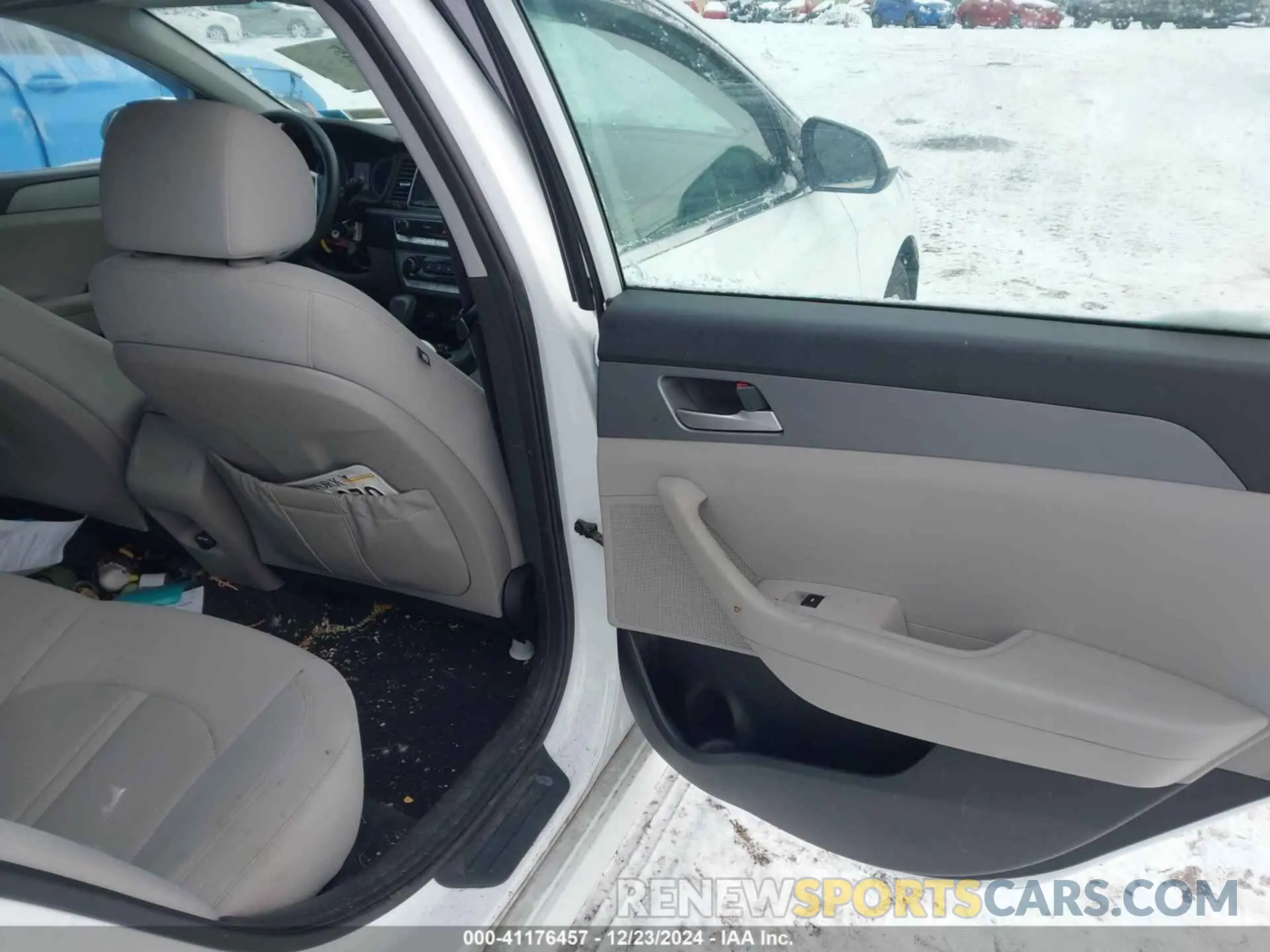 8 Photograph of a damaged car 5NPE24AF3KH813042 HYUNDAI SONATA 2019