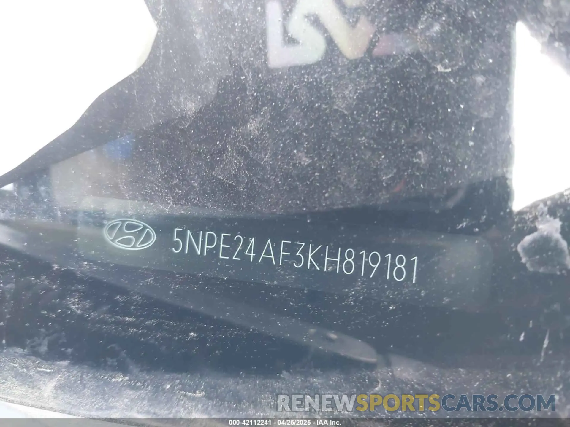 17 Photograph of a damaged car 5NPE24AF3KH819181 HYUNDAI SONATA 2019