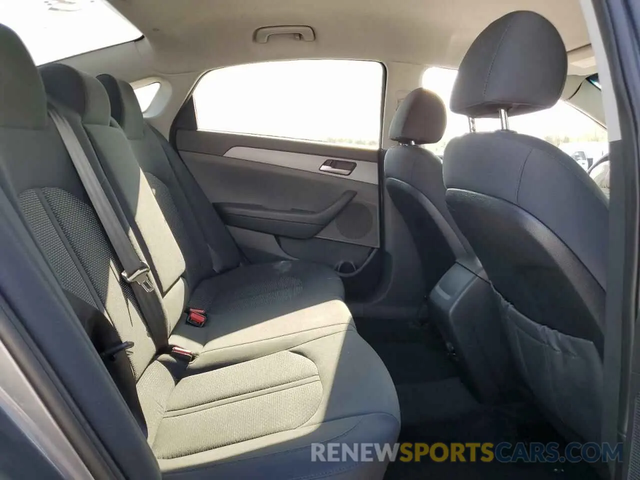 10 Photograph of a damaged car 5NPE24AF4KH733071 HYUNDAI SONATA 2019