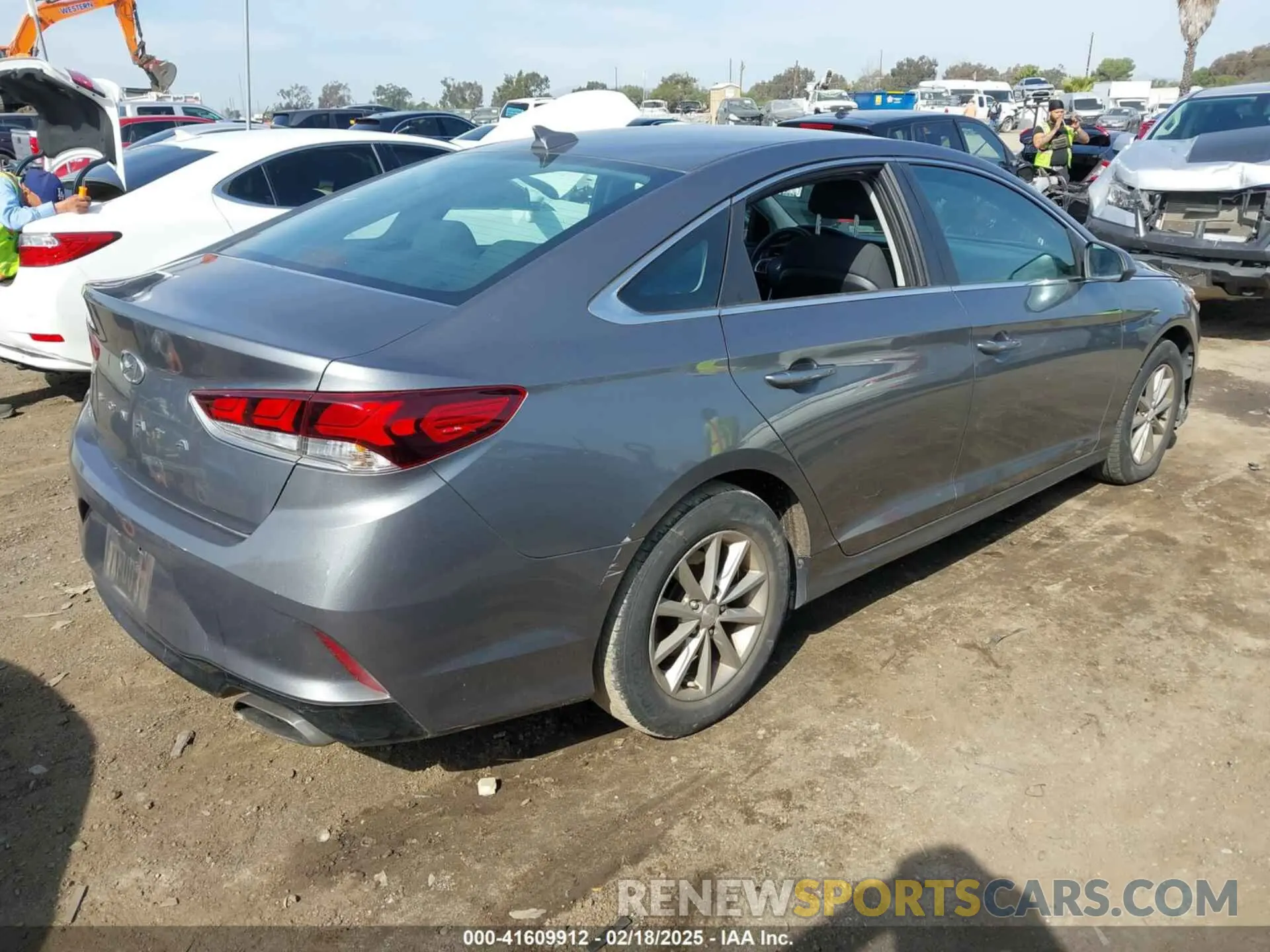 4 Photograph of a damaged car 5NPE24AF4KH734933 HYUNDAI SONATA 2019