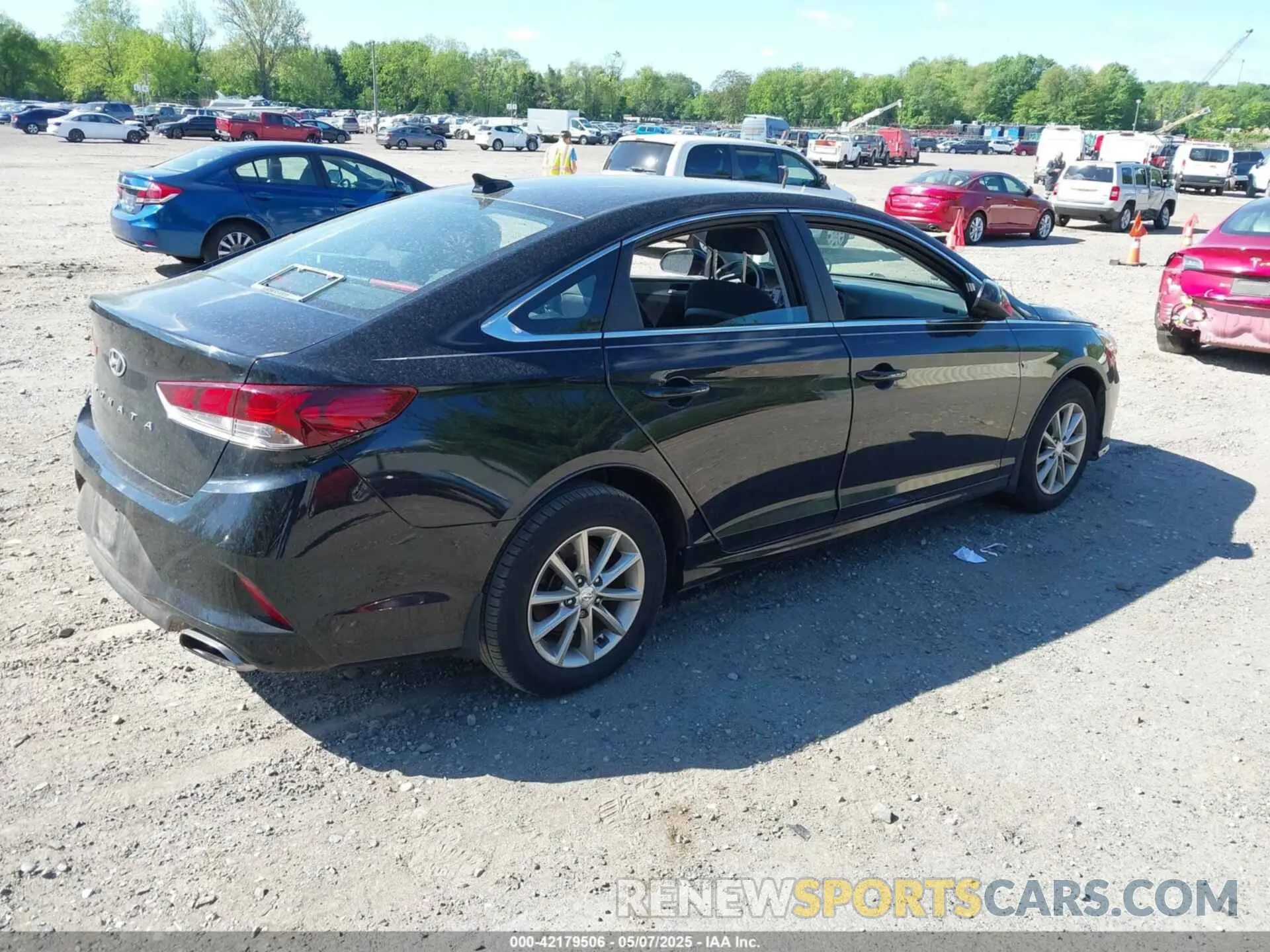 4 Photograph of a damaged car 5NPE24AF4KH735581 HYUNDAI SONATA 2019
