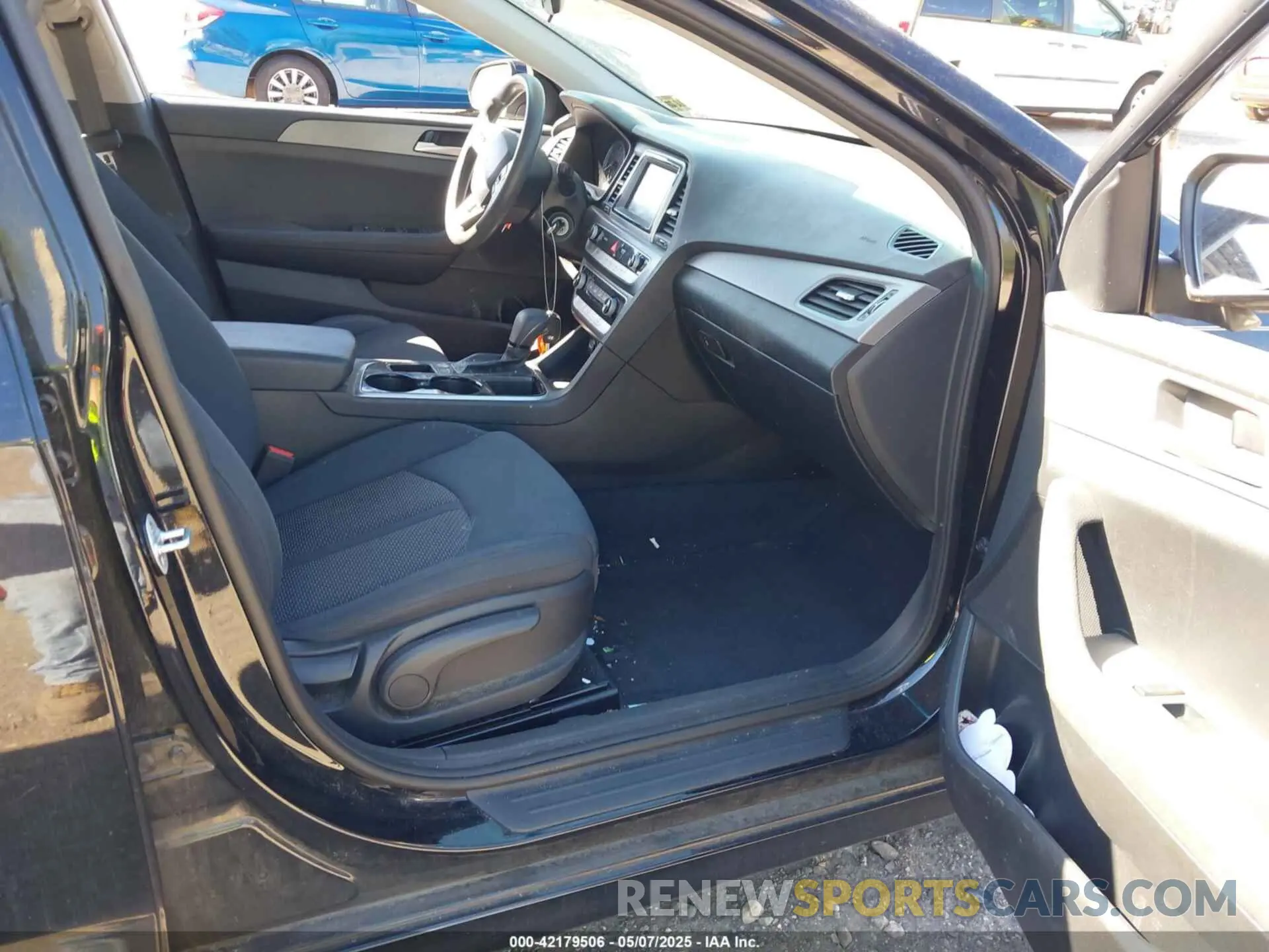 5 Photograph of a damaged car 5NPE24AF4KH735581 HYUNDAI SONATA 2019